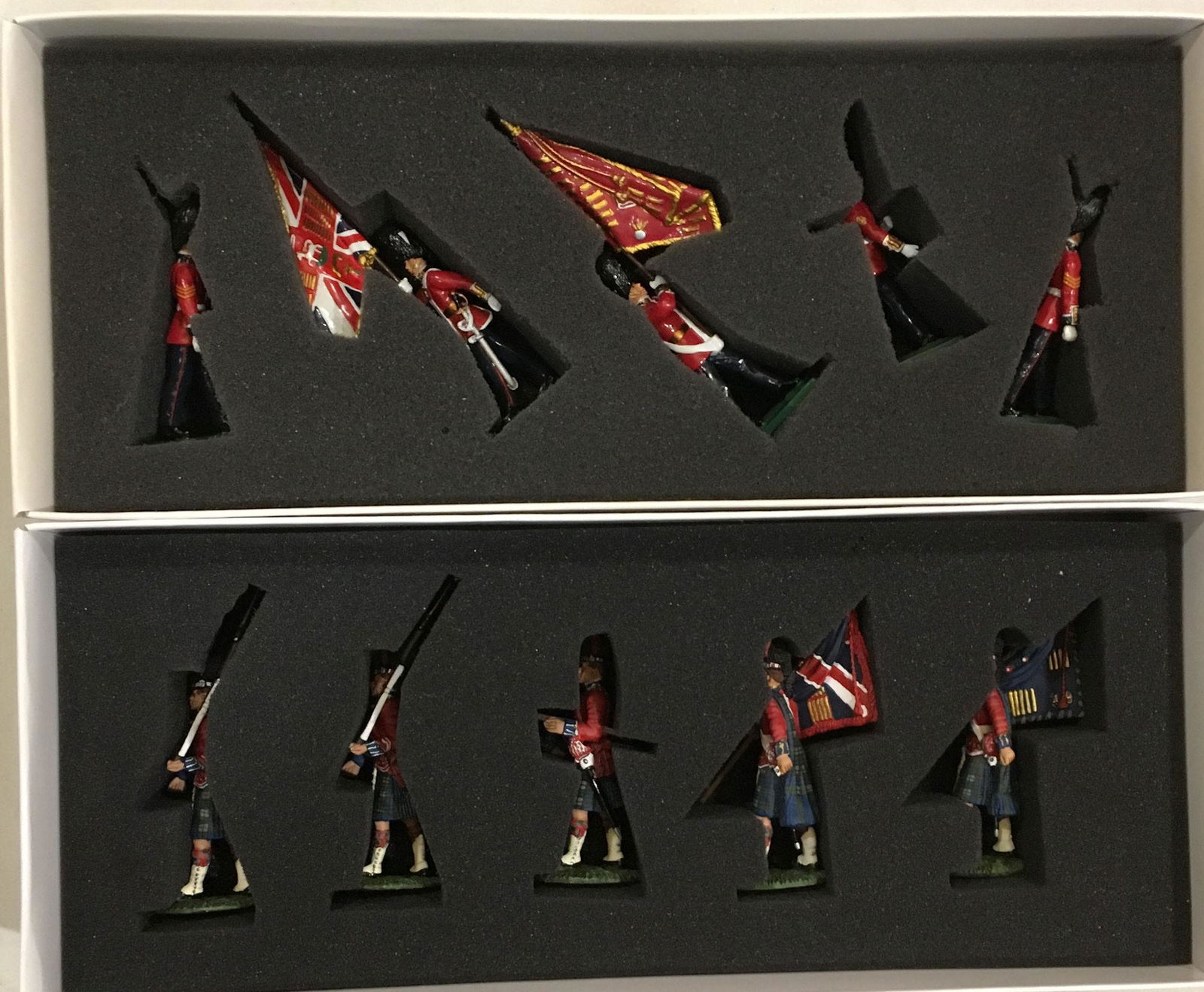 LOT 2 SETS BRITAINS SOLDIERS - 5 GRENADIER GUARDS (1 of 1)