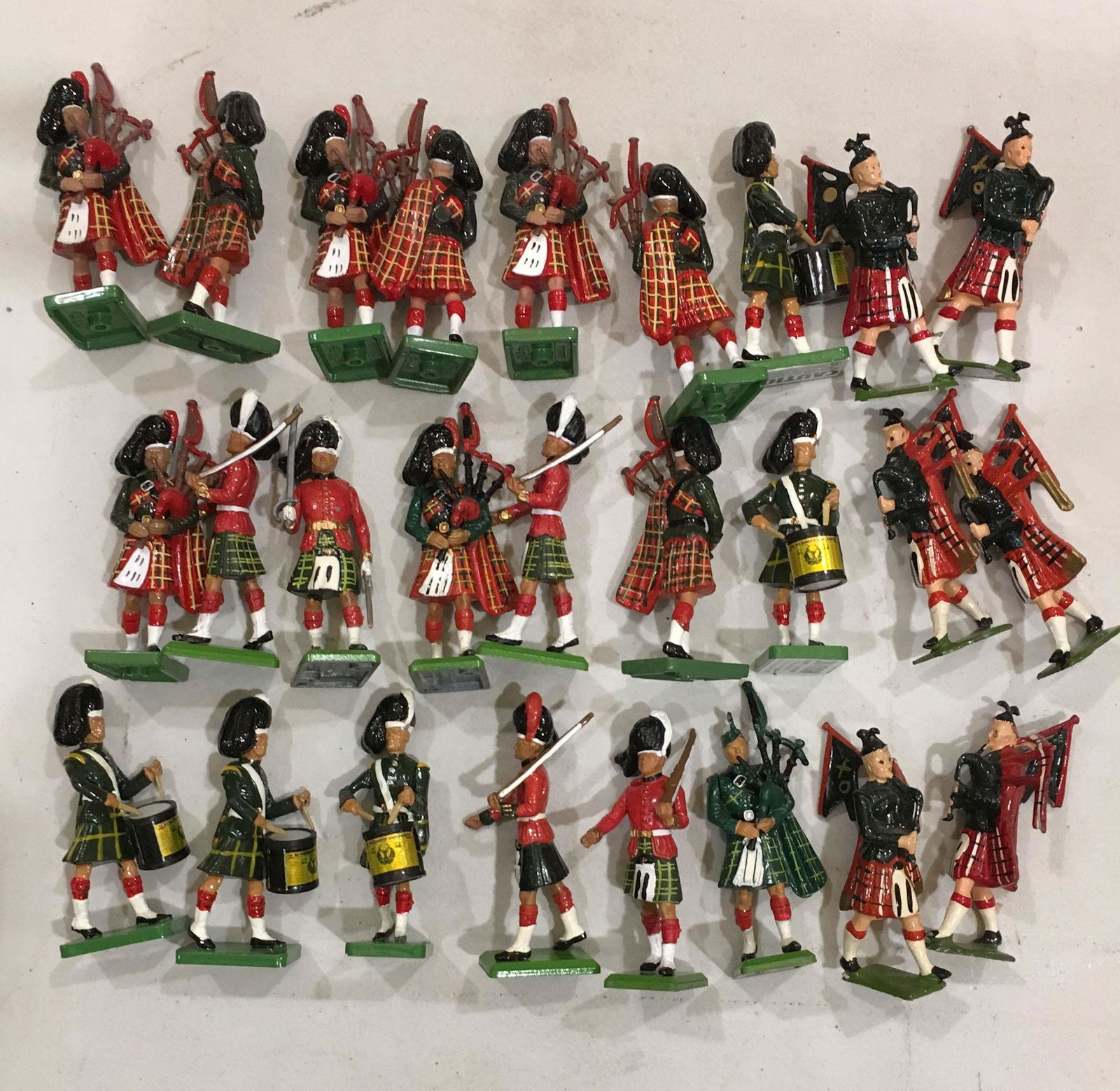 LOT ASSORTED BRITAINS SOLDIERS INCLUDING GORDON (1 of 1)