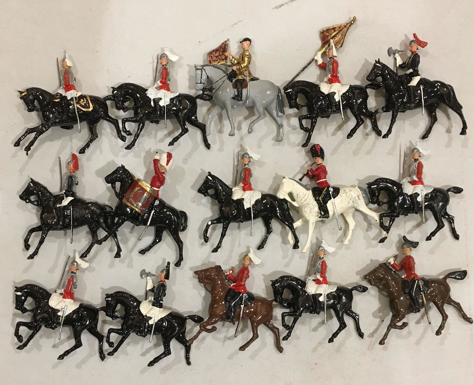 LOT ASSORTED BRITAINS SOLDIERS INCLUDING CAVALRY GUARDS (1 of 1)