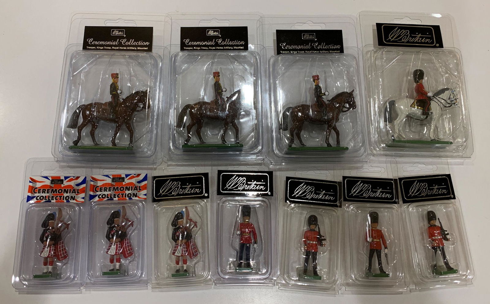 LOT 11 INDIVIDUAL BRITAINS SOLDIERS - 2 SCOTS GUARDS (1 of 6)