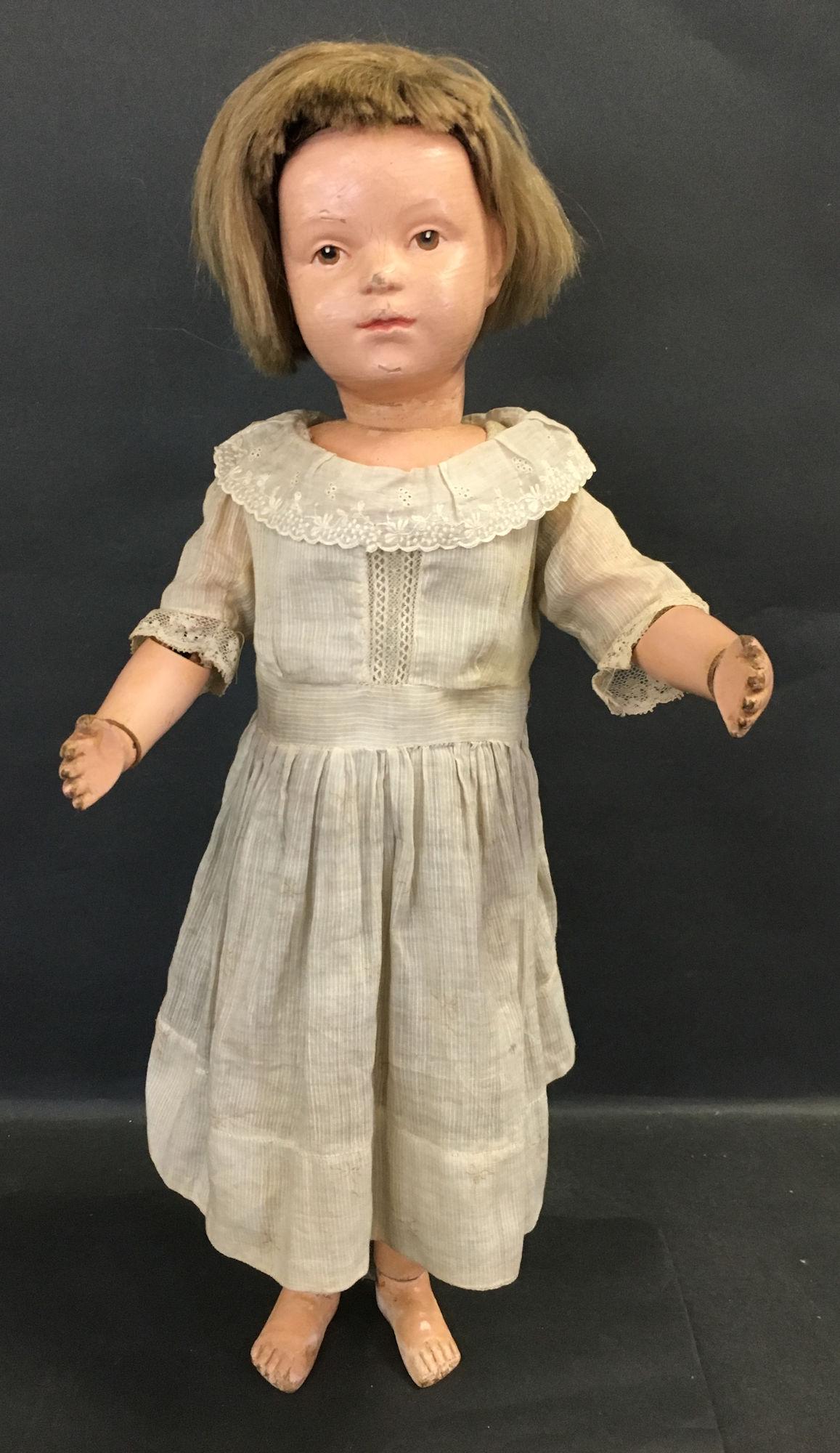 SCHOENHUT CHARACTER GIRL. ORIGINAL MOHAIR WIG, MOLDED (1 of 3)