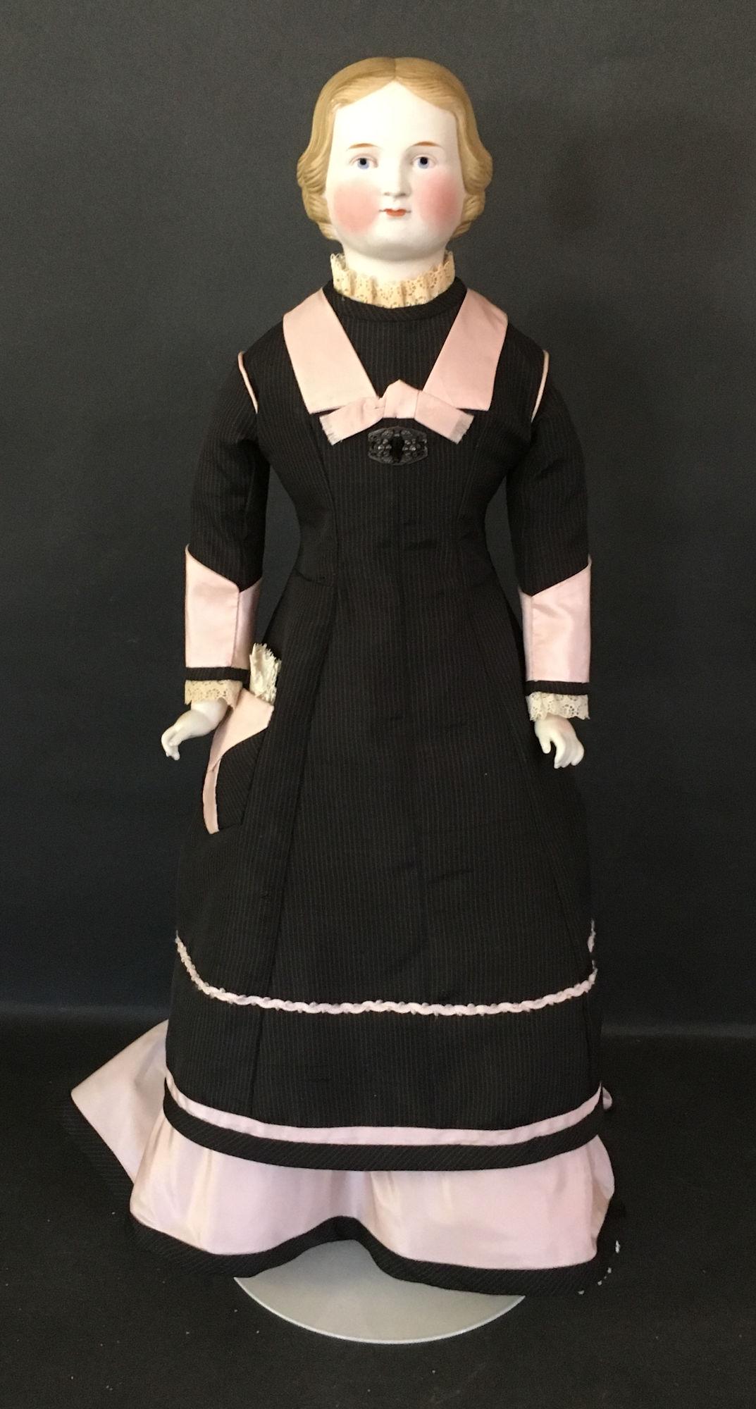 EARLY PARIAN TYPE LADY. MOLDED AND PAINTED SHOULDER (1 of 4)