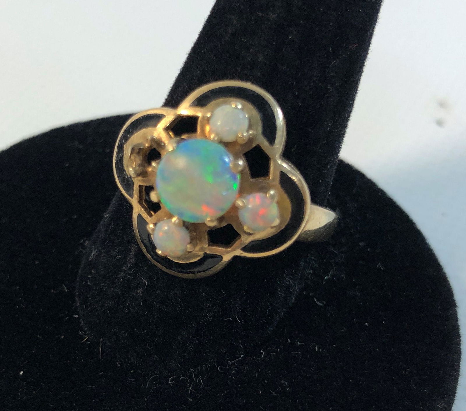 VINTAGE 10KT YELLOW GOLD AND OPAL RING (1 of 10)