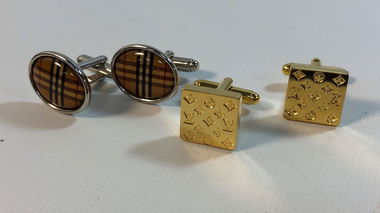 TWO PAIR DESIGNER TYPE CUFFLINKS (1 of 6)