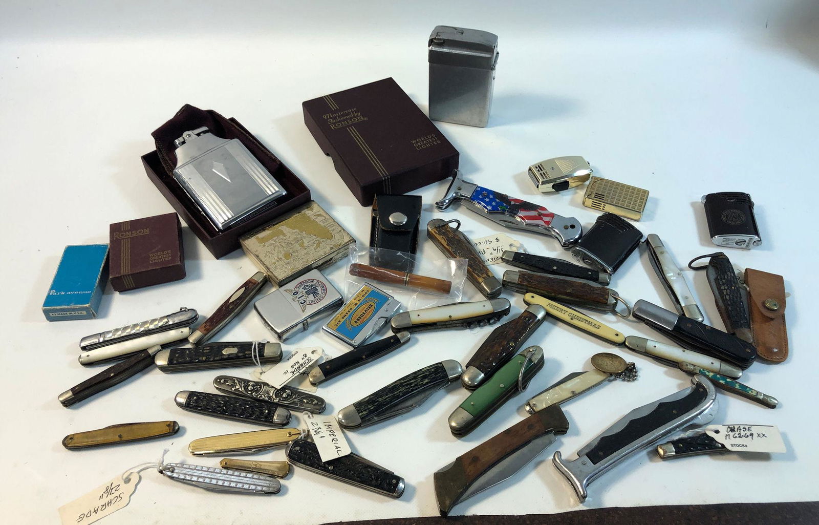 LOT OF VINTAGE LIGHTERS AND FOLDING KNIVES (1 of 20)