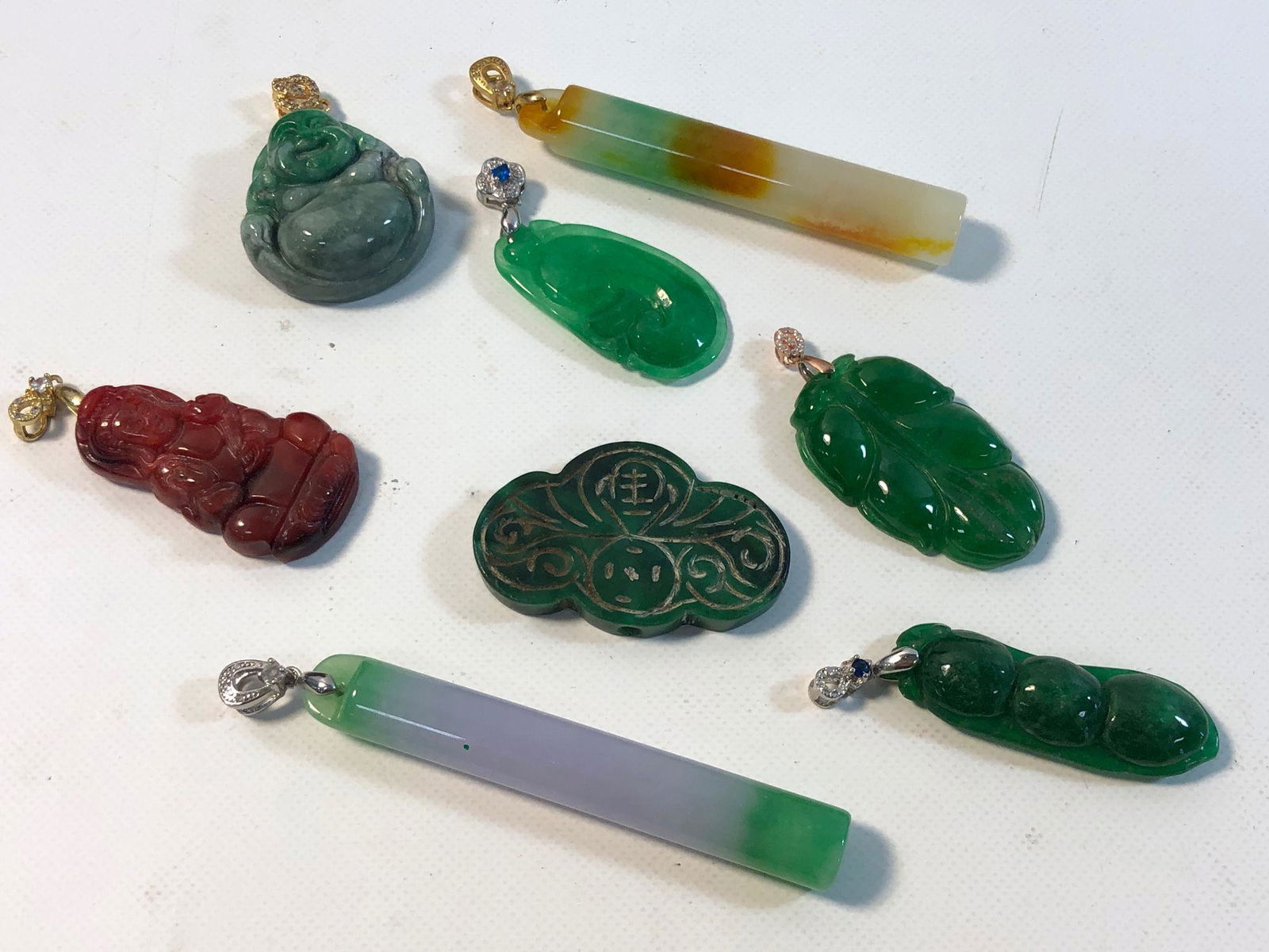 LOT OF LOOSE JADE PENDANTS (1 of 9)