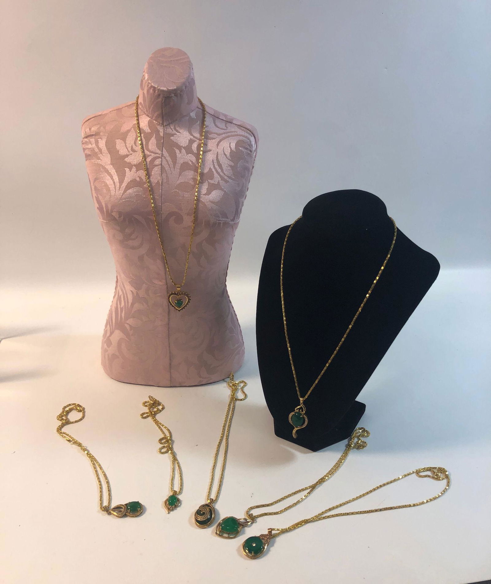 LOT OF ASSORTED FASHION NECKLACES (1 of 4)