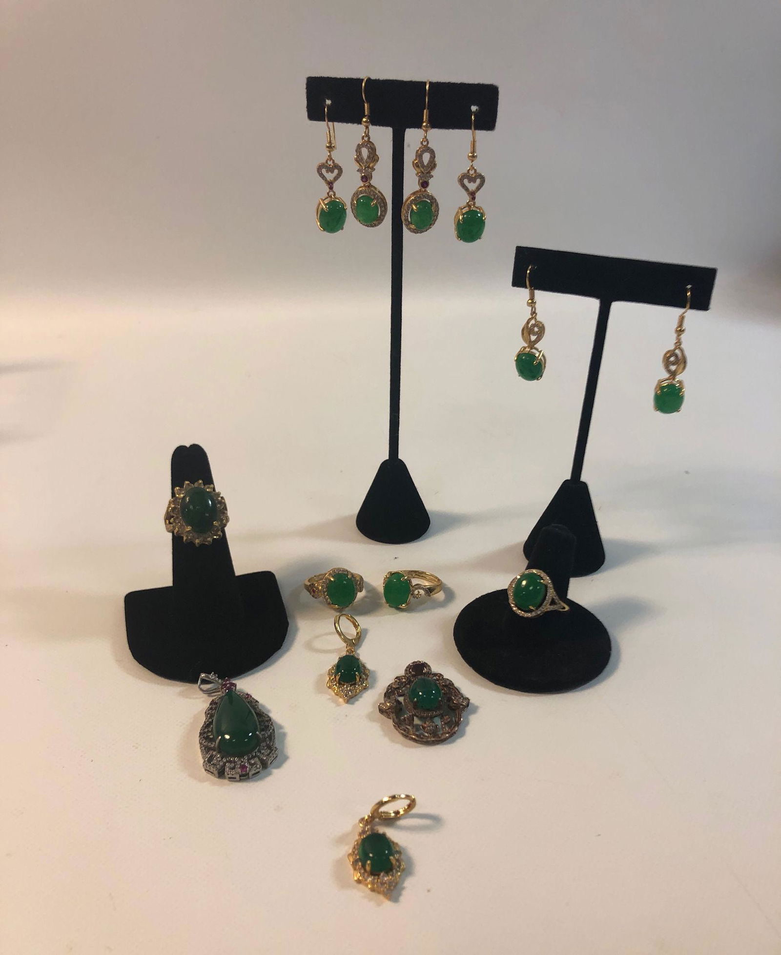LOT OF SMALL JADE AND METAL FASHION ACCESSORIES (1 of 9)