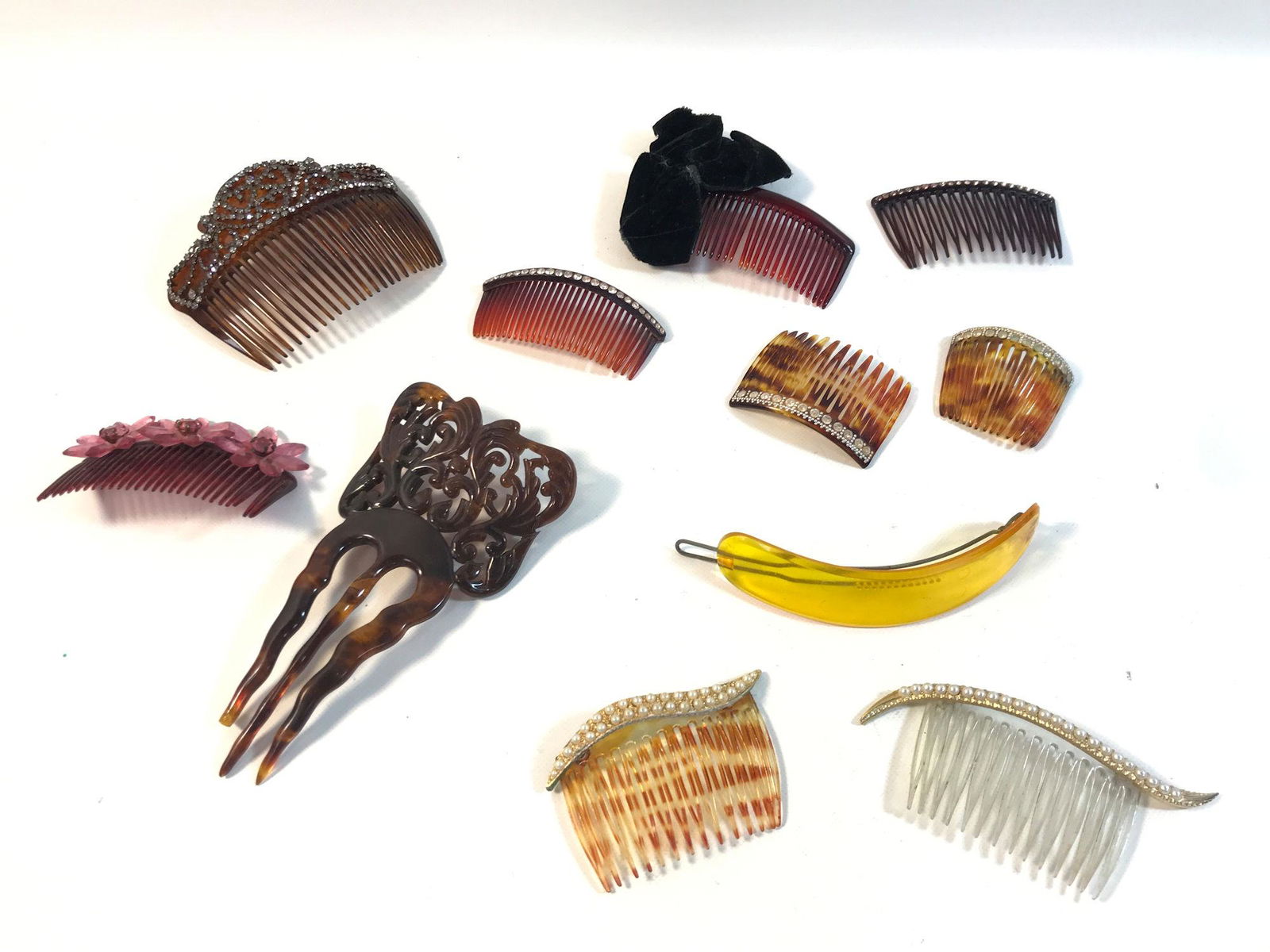 BOX LOT HAIR COMBS AND ACCESSORIES (1 of 5)