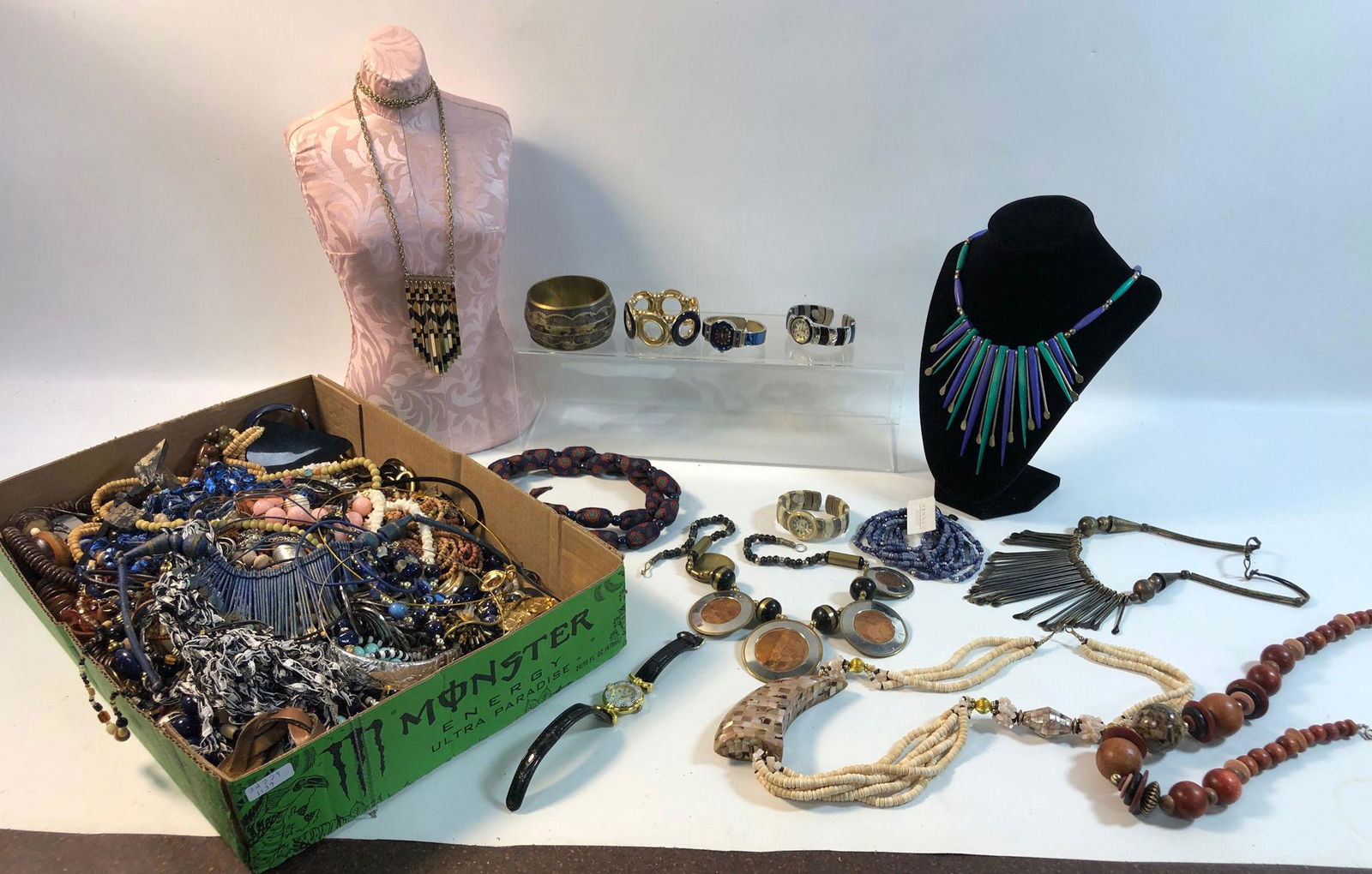LOT OF ASSORTED FASHION AND COSTUME JEWELRY (1 of 10)