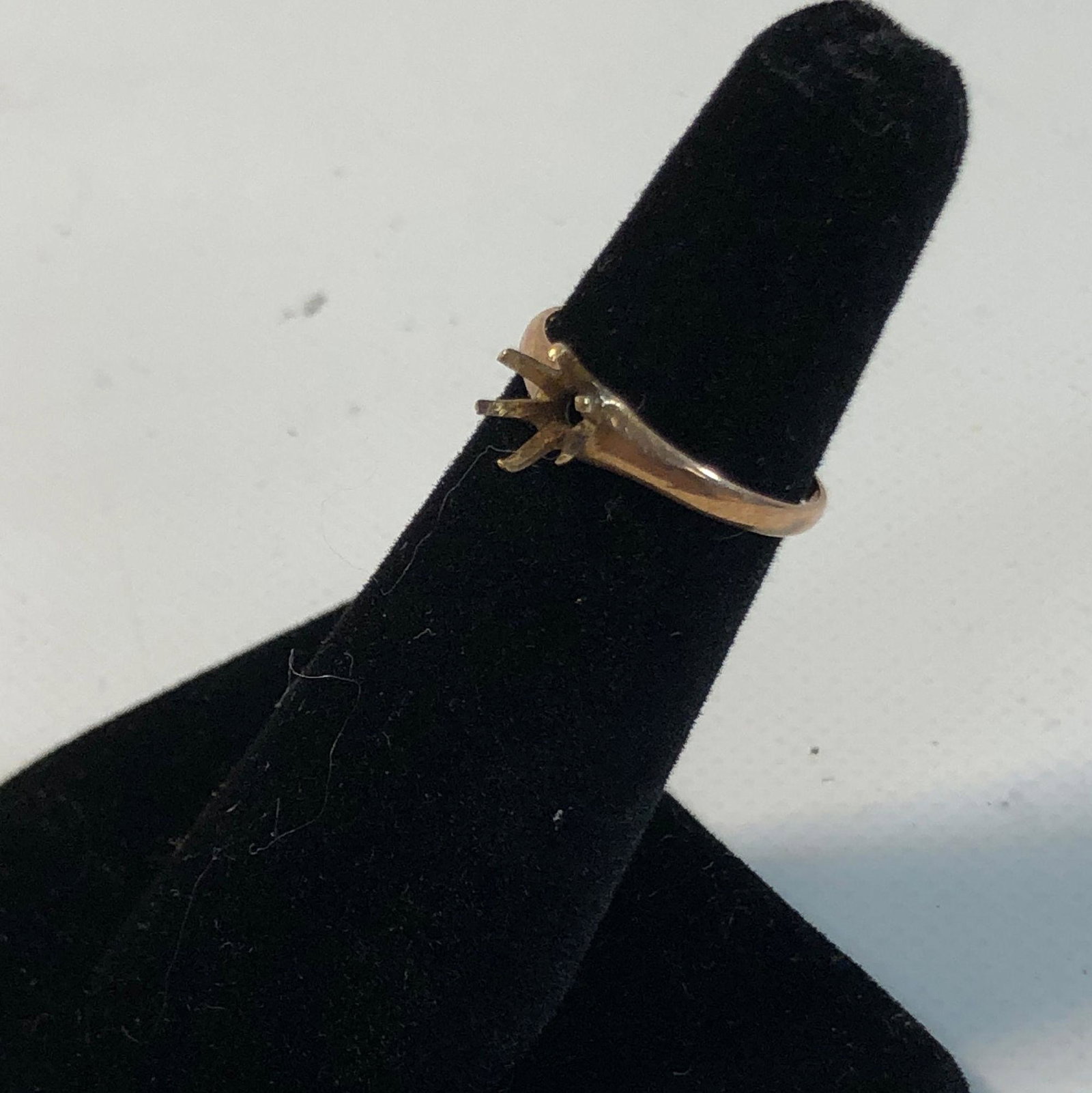 GOLD RING MOUNT: GOLD RING MOUNT ~ 10KT YELLOW GOLD RING MOUNT FOR ROUND SOLITAIRE STONE. APPROX. SIZE 5.5 TAPERED SHANK. 1.0 GRAMS TW.