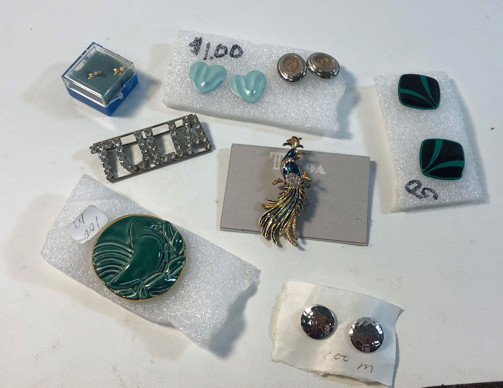 LOT OF COSTUME AND FASHION JEWELRY (1 of 8)