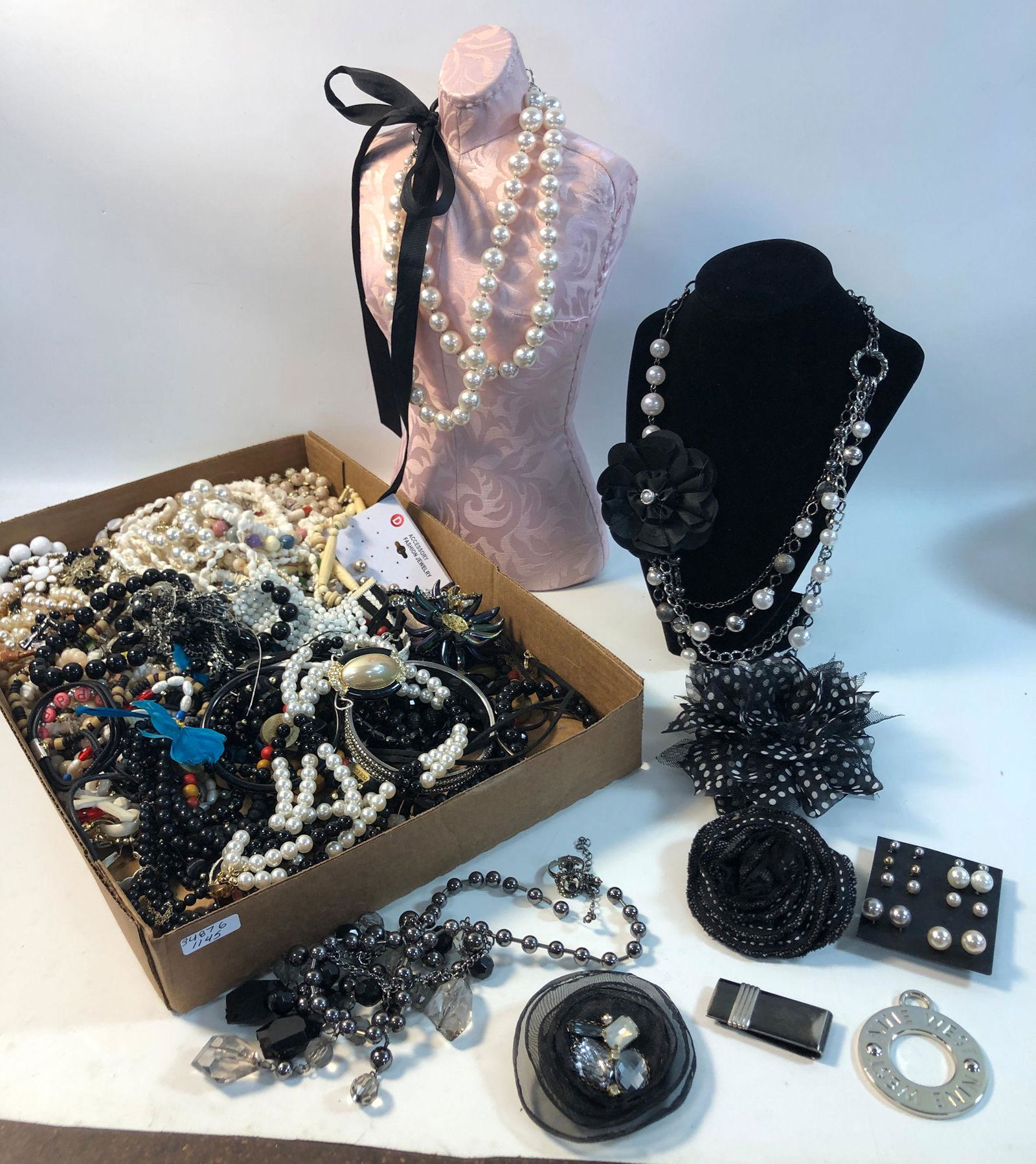 LOT OF ASSORTED FASHION AND COSTUME JEWELRY (1 of 7)