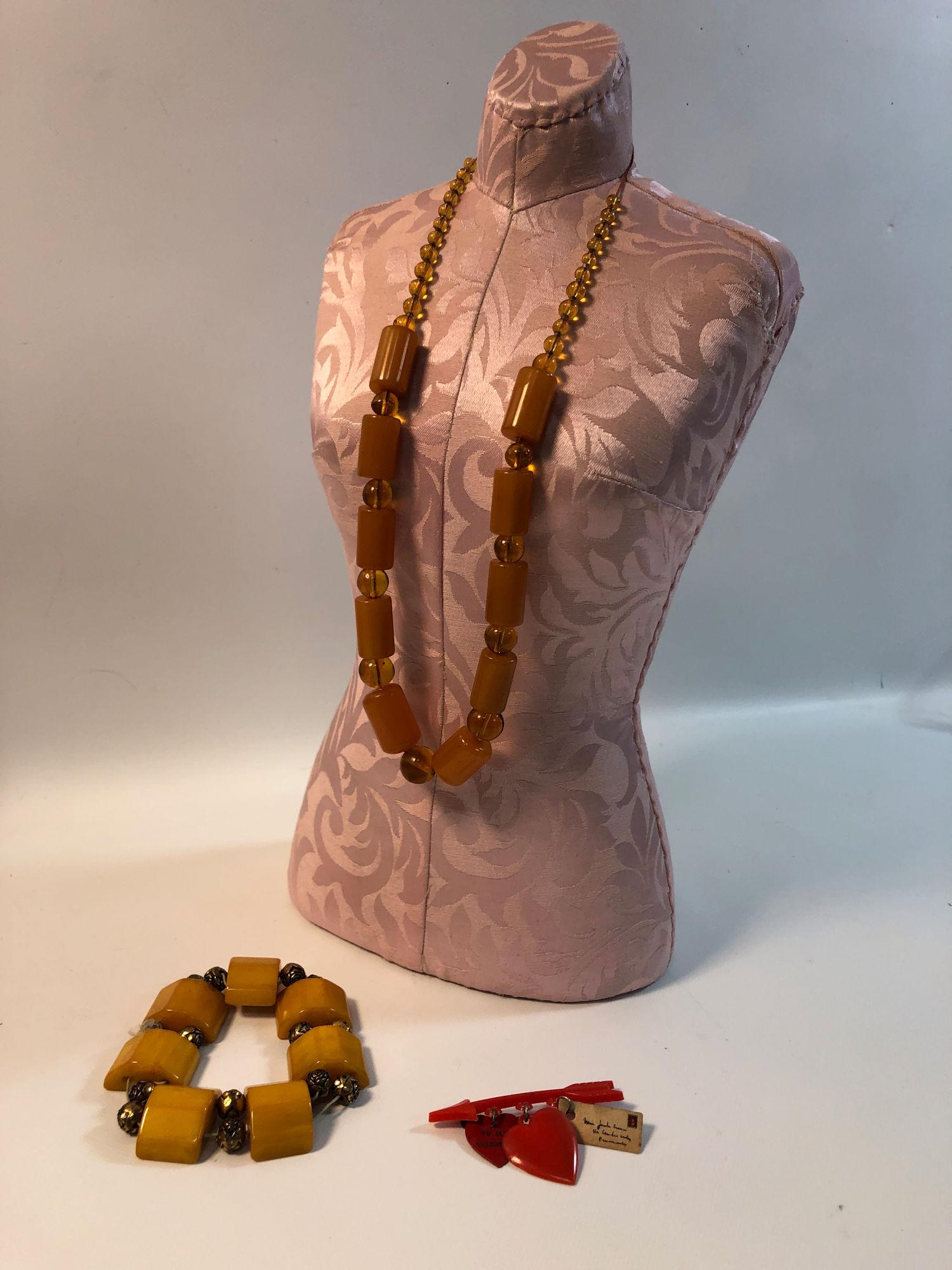 LOT OF VINTAGE FASHION JEWELRY (1 of 5)