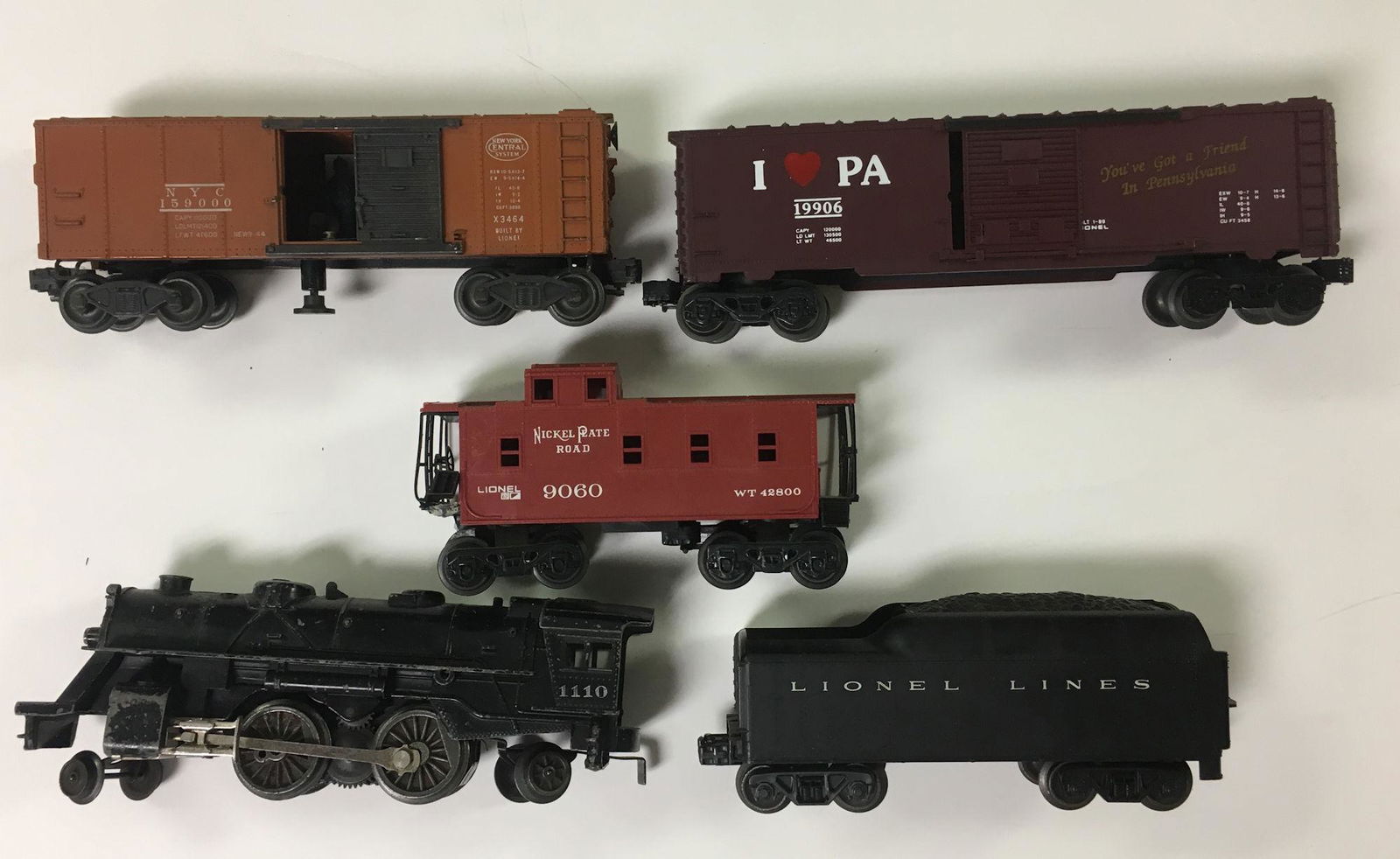 LIONEL POST WAR O GAUGE ENGINE, TENDER AND 3 FREIGHT (1 of 1)