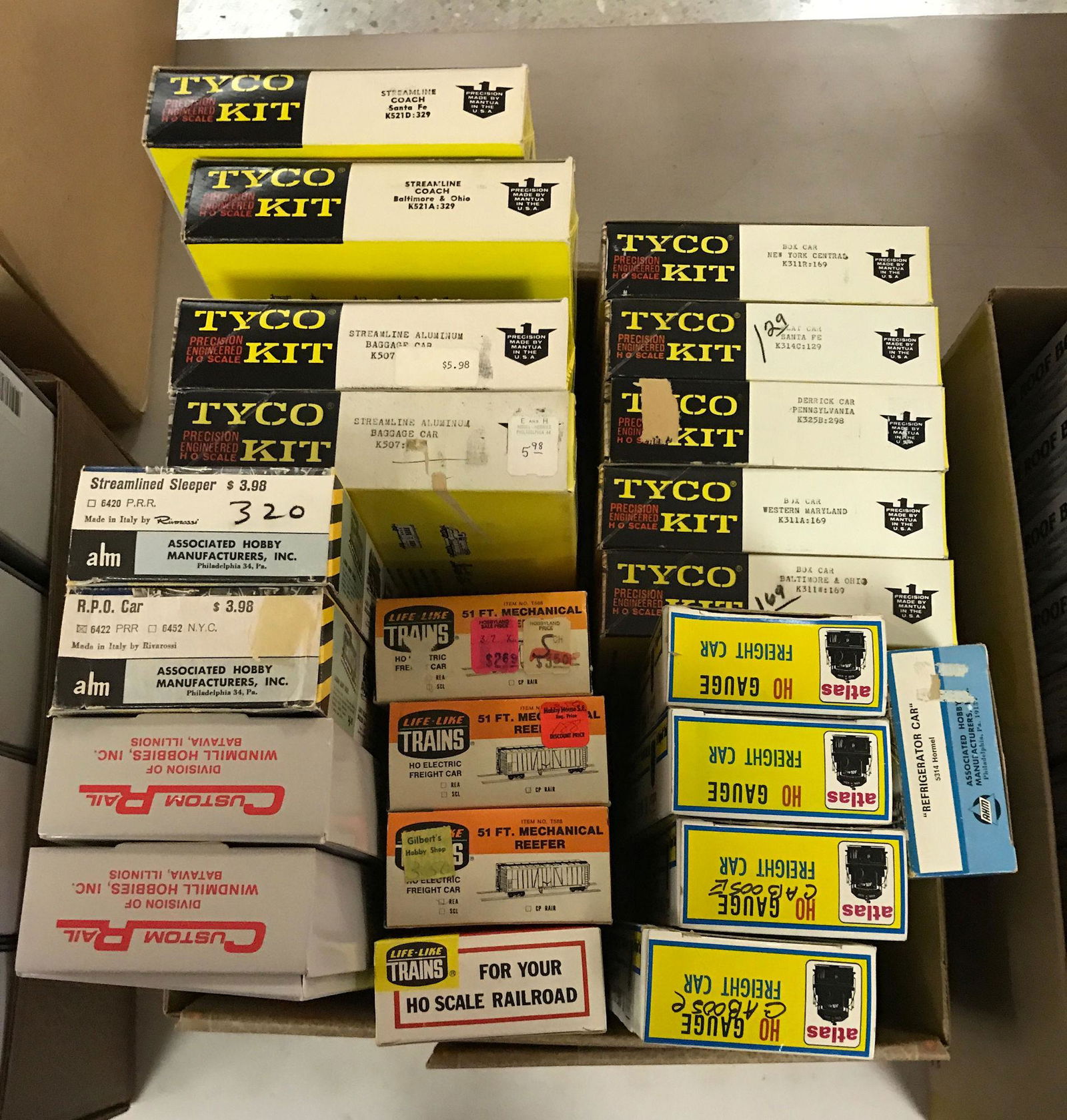 BOX LOT ASSORTED HO GAUGE READY TO  RUN CARS AND KITS (1 of 1)