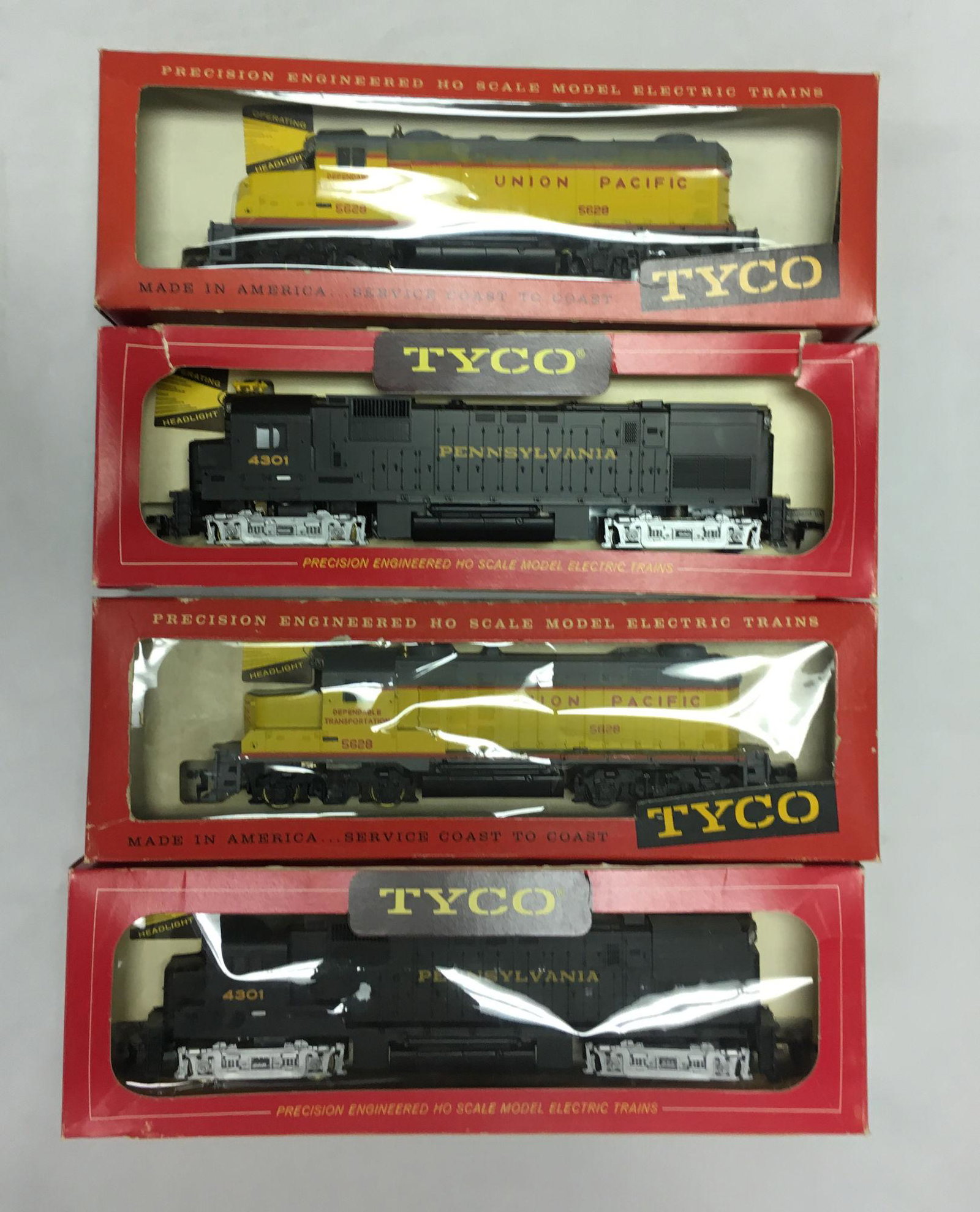 LOT 4 TYCO HO GAUGE DIESEL LOCOMOTIVES - 2 #T235E:1498: LOT 4 TYCO HO GAUGE DIESEL LOCOMOTIVES - 2 #T235E:1498 AND 2 #T228C:1295. IN ORIGINAL BOXES