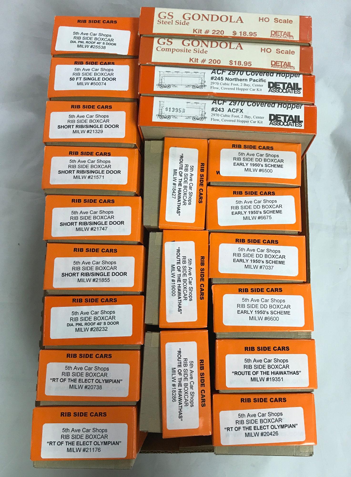 LOT INCLUDING 18 RIB SIDE CARS HO GAUGE ROLLING STOCK: LOT INCLUDING 18 RIB SIDE CARS HO GAUGE ROLLING STOCK KITS