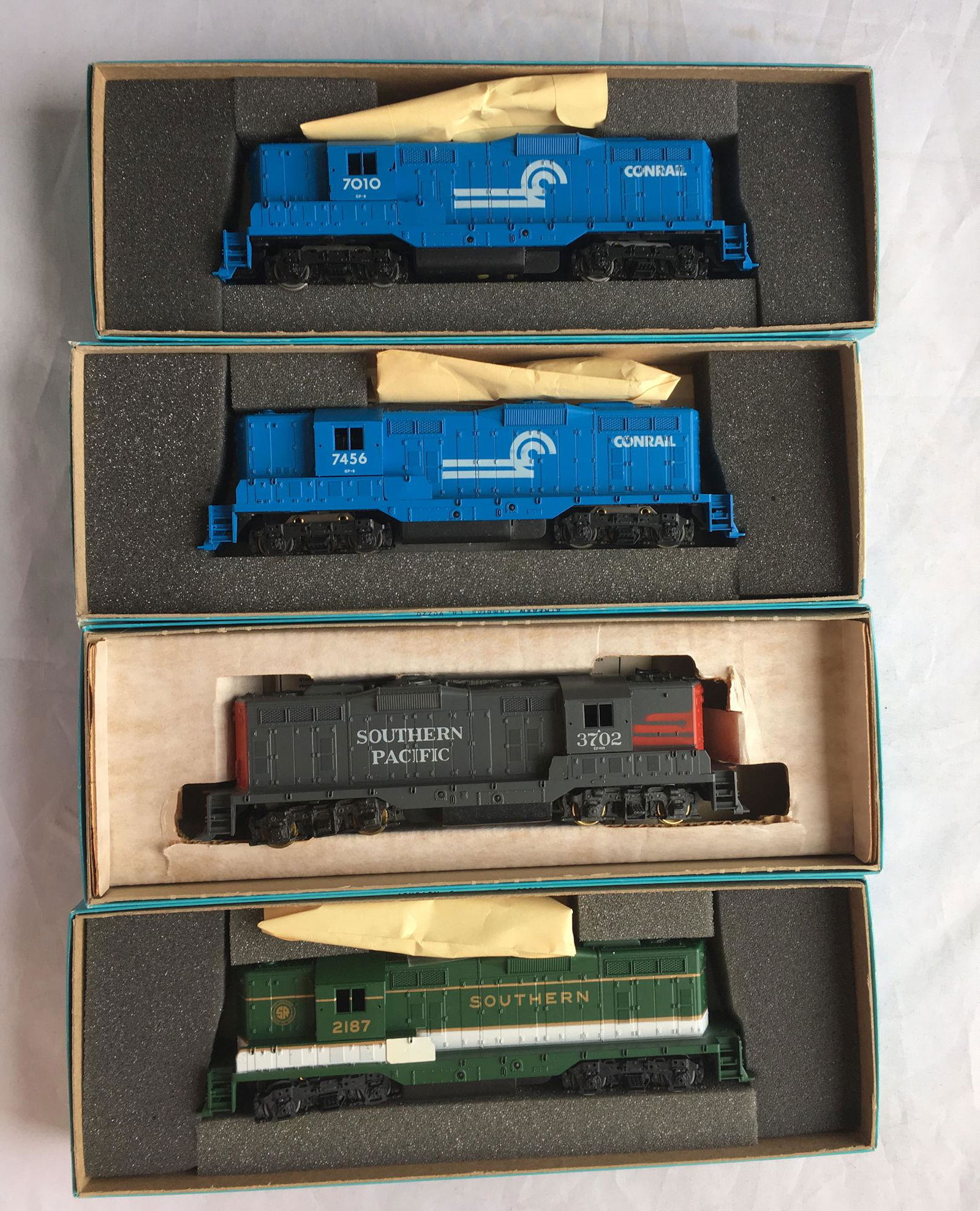LOT 4 ATHEARN HO GAUGE GP-9 LOCOMOTIVES - (2) #1512, (1 of 1)