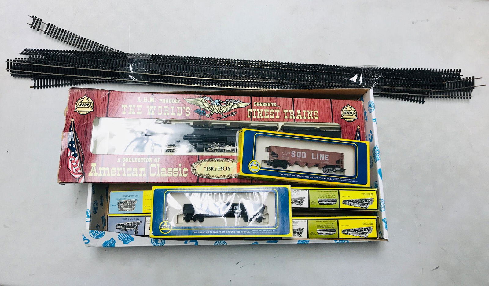 BOX LOT HO GAUGE ENGINE, CARS AND TRACK (1 of 1)