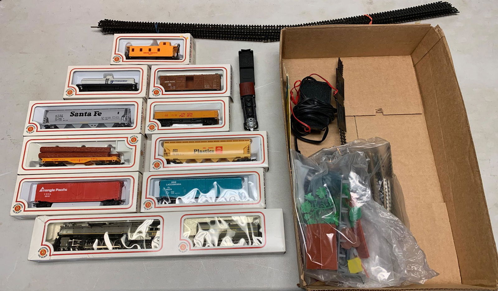 BACHMANN HO GAUGE TRAIN SET WITH 806 STEAM ENGINE (1 of 6)