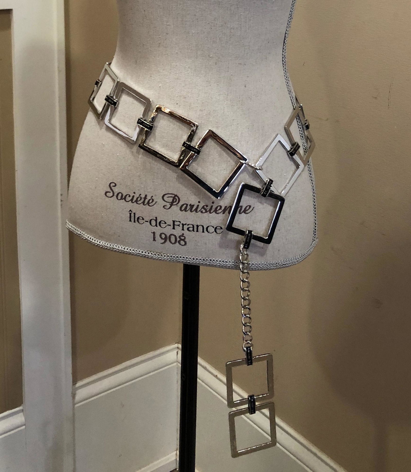 ST. JOHN BELT: ST. JOHN BELT ~ SILVER TONE METAL BELT FEATURING OVERSIZED SQUARE LINKS AND BRANDED RECTANGULAR ENAMELED CONNECTORS, GENTLY USED, 2.25" WIDE, APPROX. 39" TO 34" IN LENGTH