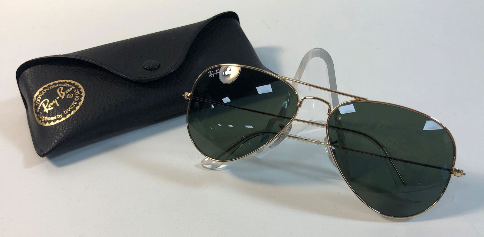 RAY BAN SUNGLASSES: RAY BAN SUNGLASSES ~ LARGE AVIATOR SUNGLASSES, RB 3025 GOLD TONE METAL HARDWARE, BRANDED TRAVEL CASE INCLUDED, LIKE NEW CONDITION ONE ARM BENDS SLIGHTLY DOWNWARD WHEN FOLDED UP, NOT VISIBLE WHEN WORN