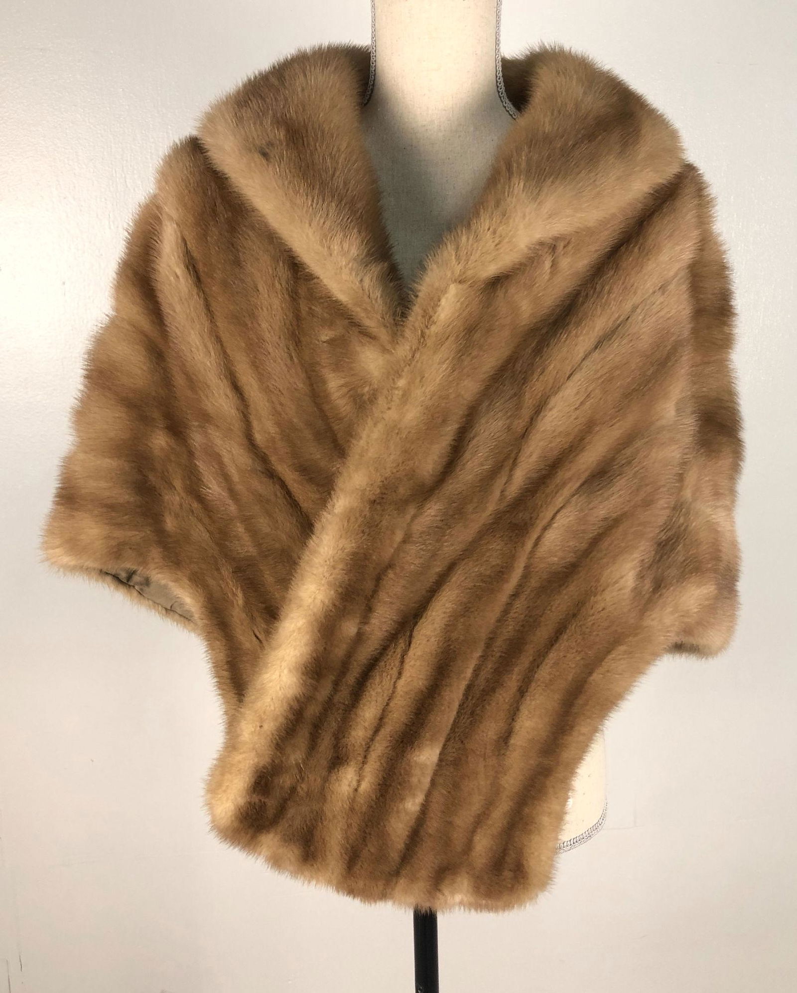 VINTAGE MINK STOLE: VINTAGE MINK STOLE ~ CUSTOM DESIGNED BY FEUER FURES OF CHICAGO ILLINOIS, MONOGRAMMED INTERIOR