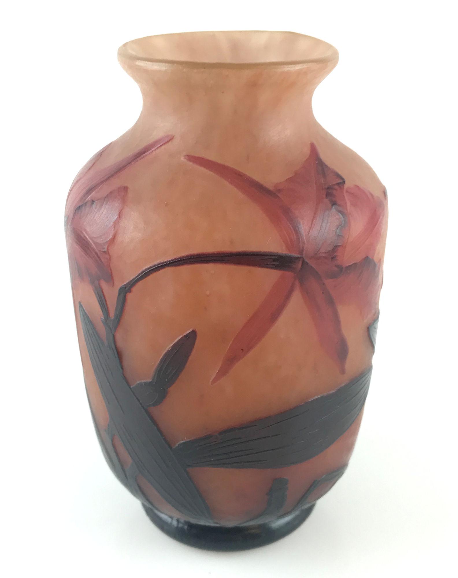 FRENCH CAMEO GLASS FOOTED VASE SIGNED DAUM NANCY, 6": FRENCH CAMEO GLASS FOOTED VASE SIGNED DAUM NANCY, 6"