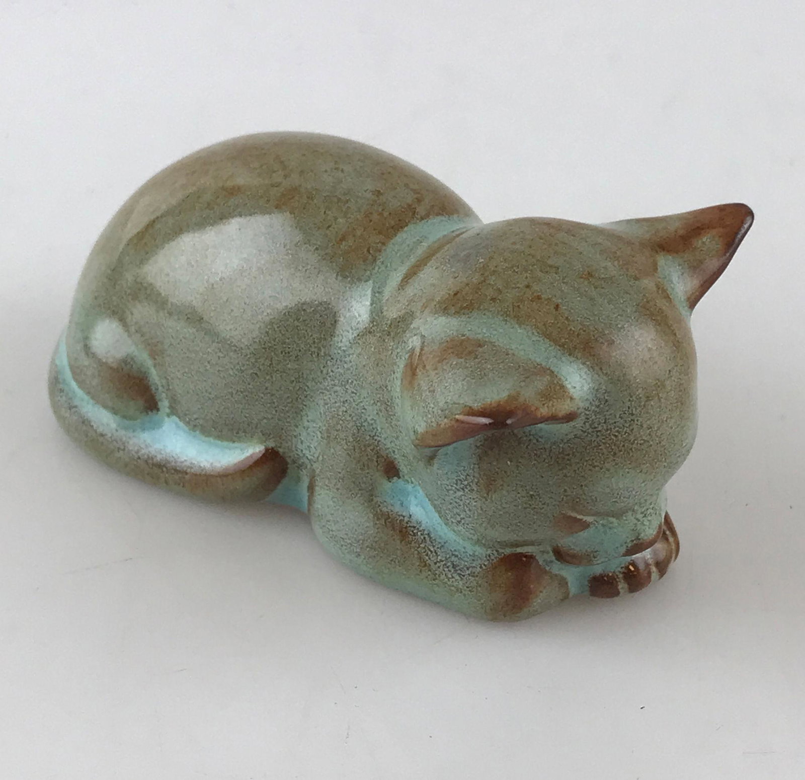 NICODEMUS ART POTTERY #133 KITTEN, EJ., 3" LONG: NICODEMUS ART POTTERY #133 KITTEN, EJ., 3" LONG