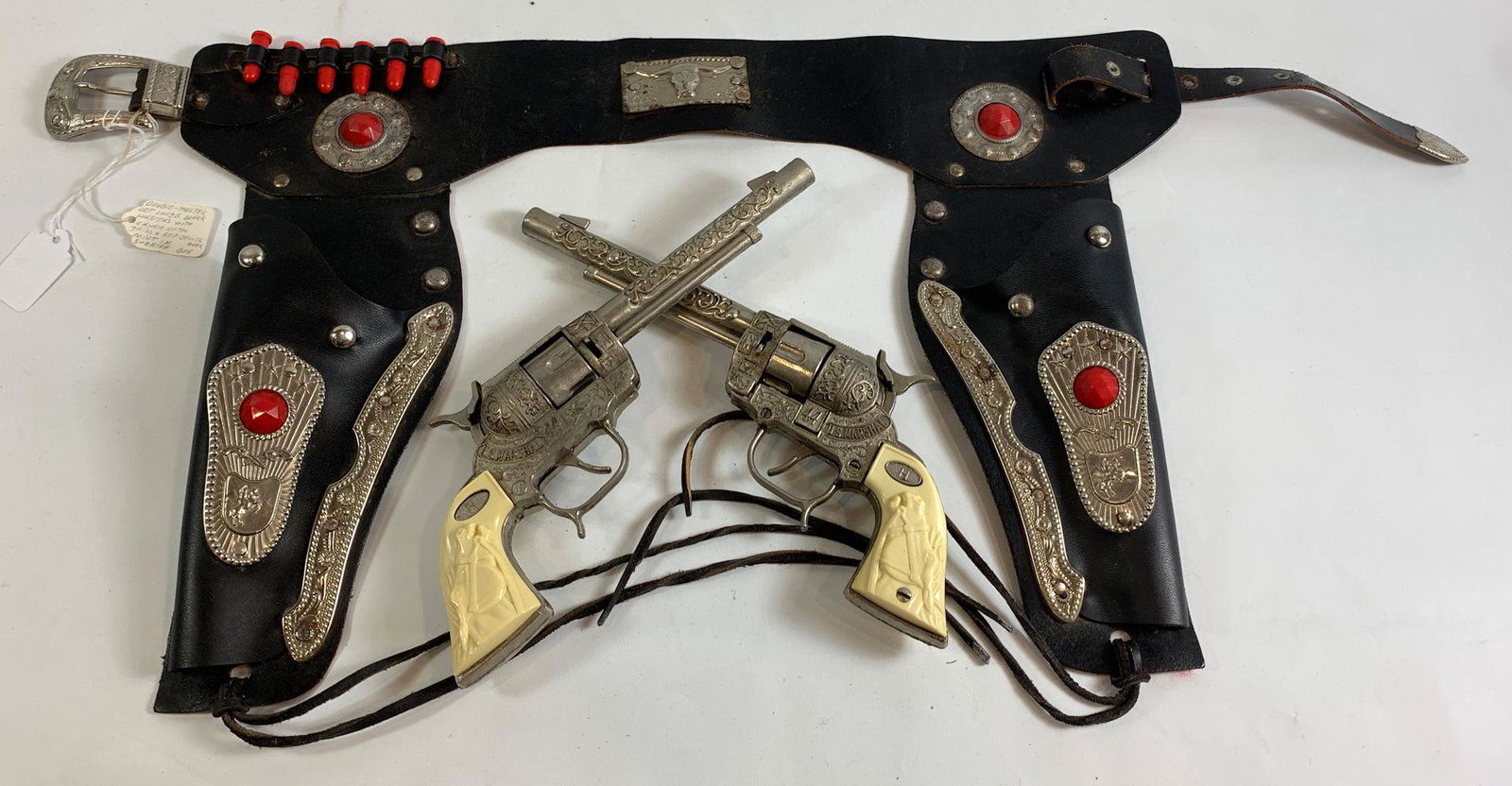 BLACK LEATHER DOUBLE HOLSTER SET WITH TWO 1950's LESLIE: BLACK LEATHER DOUBLE HOLSTER SET WITH TWO 1950's LESLIE HENRY HALCO 44 CAP GUNS WITH HORSEHEAD GRIPS