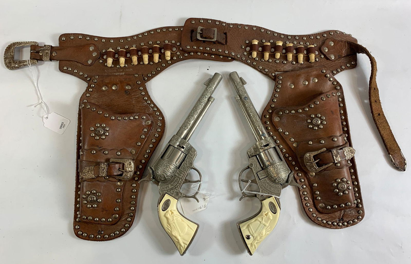 VINTAGE BROWN LEATHER DOUBLE HOLSTER WITH SILVER STUDS: VINTAGE BROWN LEATHER DOUBLE HOLSTER WITH SILVER STUDS AND LESLIE HENRY GENE AUTRY 44 CAP GUNS MARKED L-H