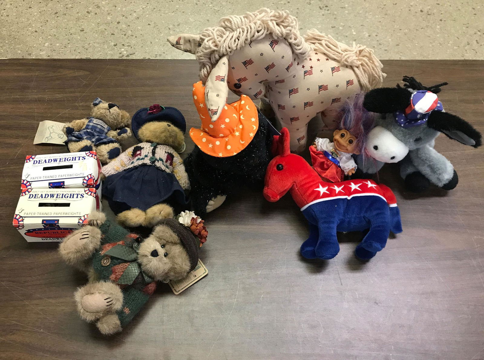 (2) BOX LOTS OF STUFFED ANIMALS INCLUDING BOYDS BEARS (1 of 3)