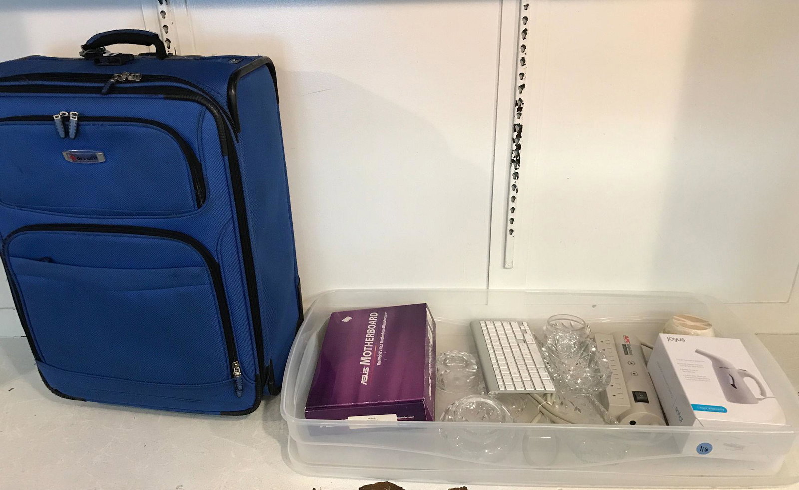 BOX LOT INCLUDING CLEAR GLASS, GARMENT STEAMER, AND: BOX LOT INCLUDING CLEAR GLASS, GARMENT STEAMER, AND LUGGAGE