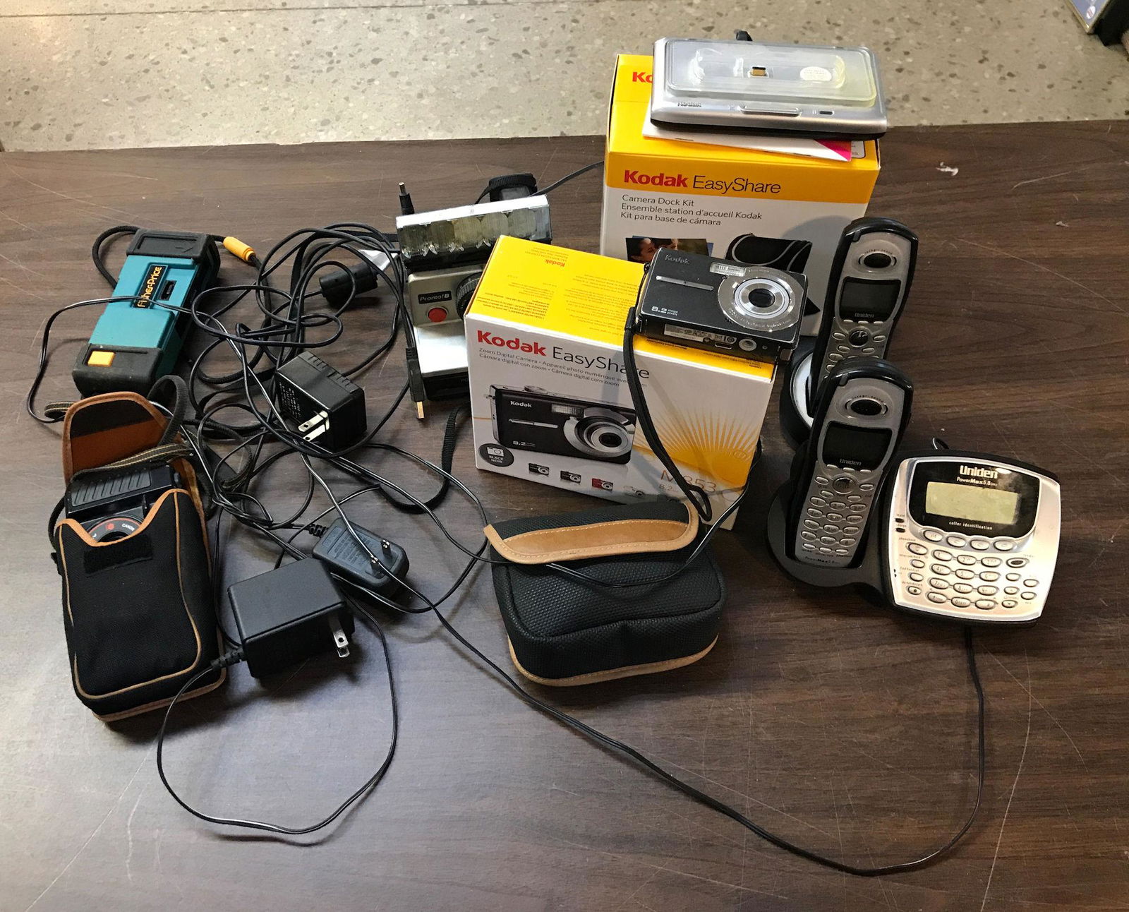 BOX LOT INCLUDING CAMERA AND ACCESSORIES (1 of 4)