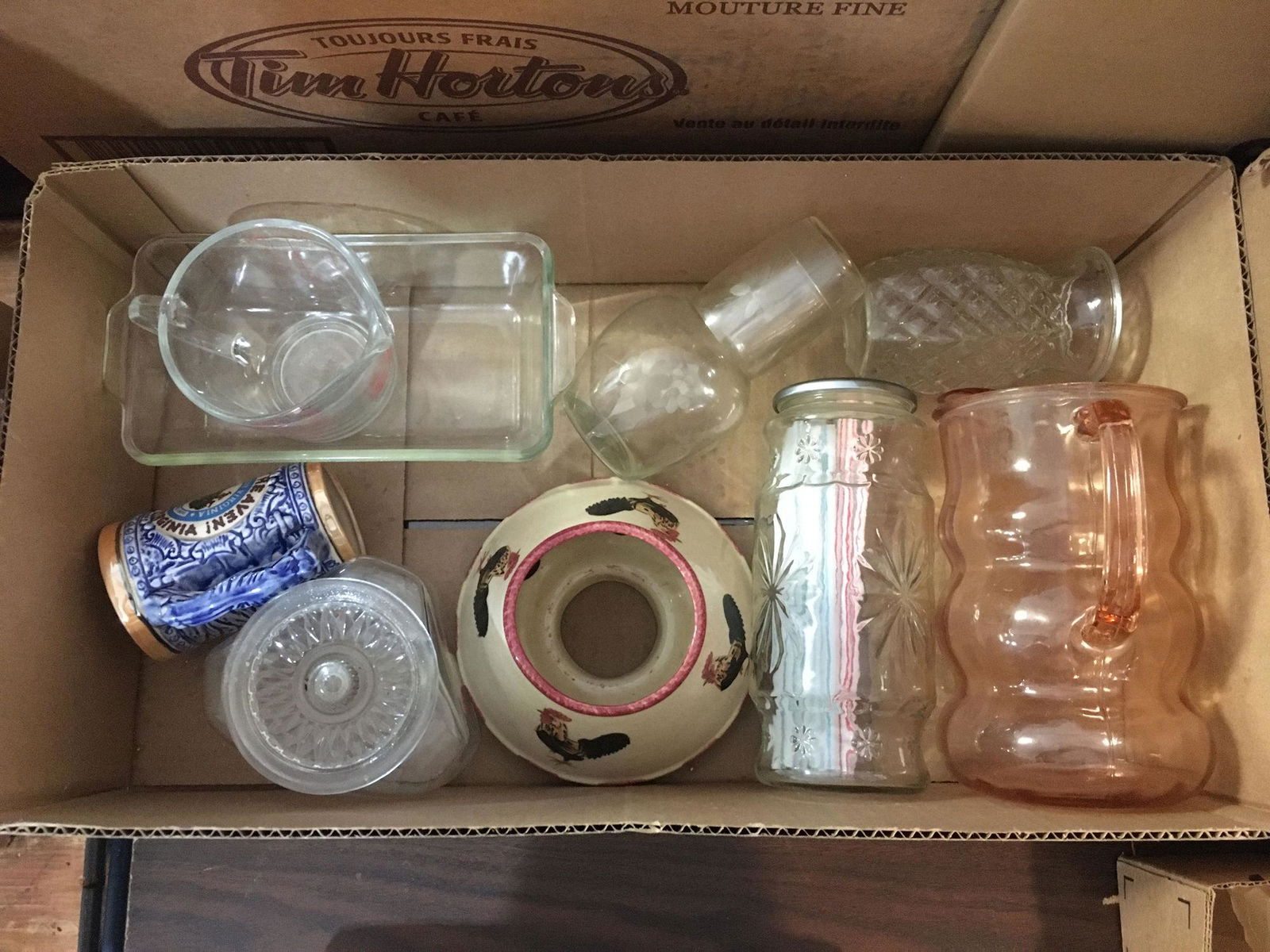 (2) BOX LOTS INCLUDING ROOSTER DÃ‰COR & PITCHER (1 of 2)
