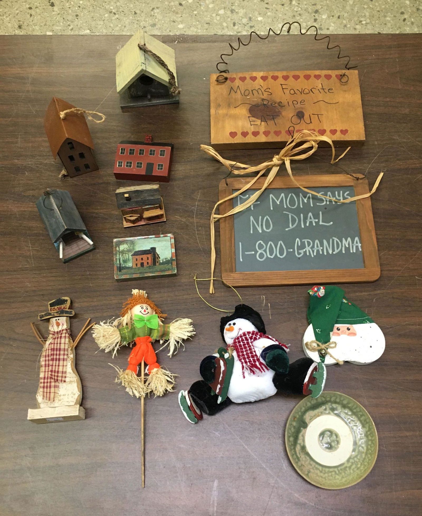 (2) BOX LOTS INCLUDING SNOW GLOBE, WALL DÃ‰COR (1 of 5)