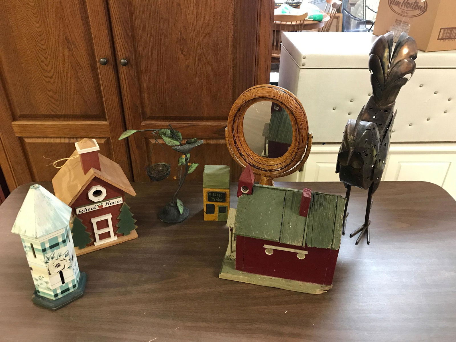 BOX LOTS INCLUDING BIRDHOUSES AND ROOSTER (1 of 5)