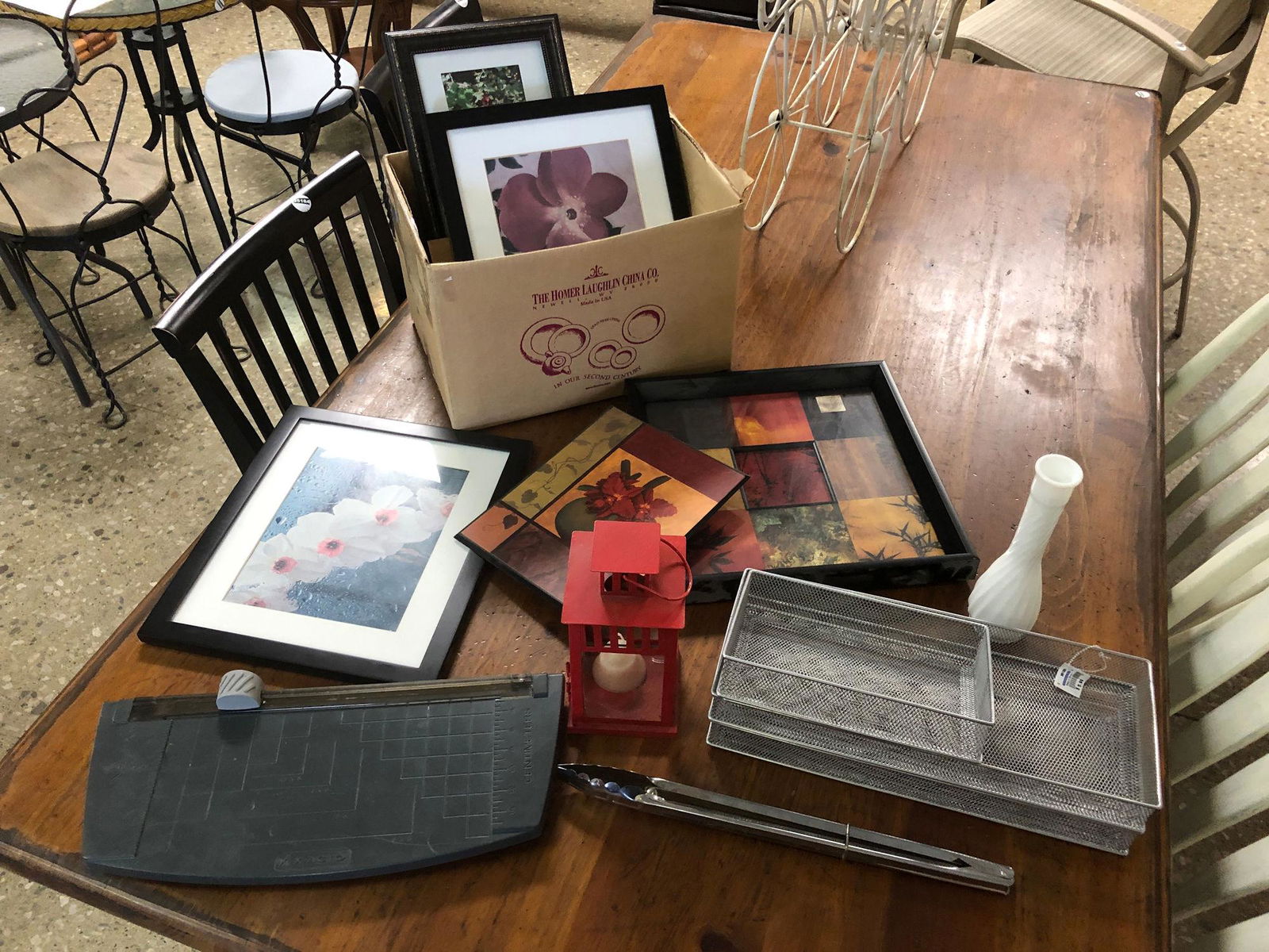 BOX LOTS INCLUDING DESK ORGANIZER AND PICTURE FRAMES (1 of 7)