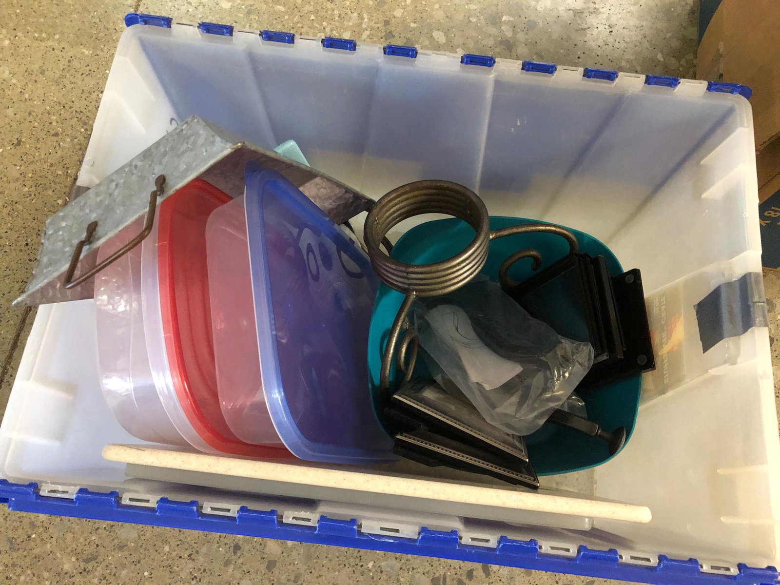 CLOSEABLE TOTE WITH MISC PLASTICWARE: CLOSEABLE TOTE WITH MISC PLASTICWARE