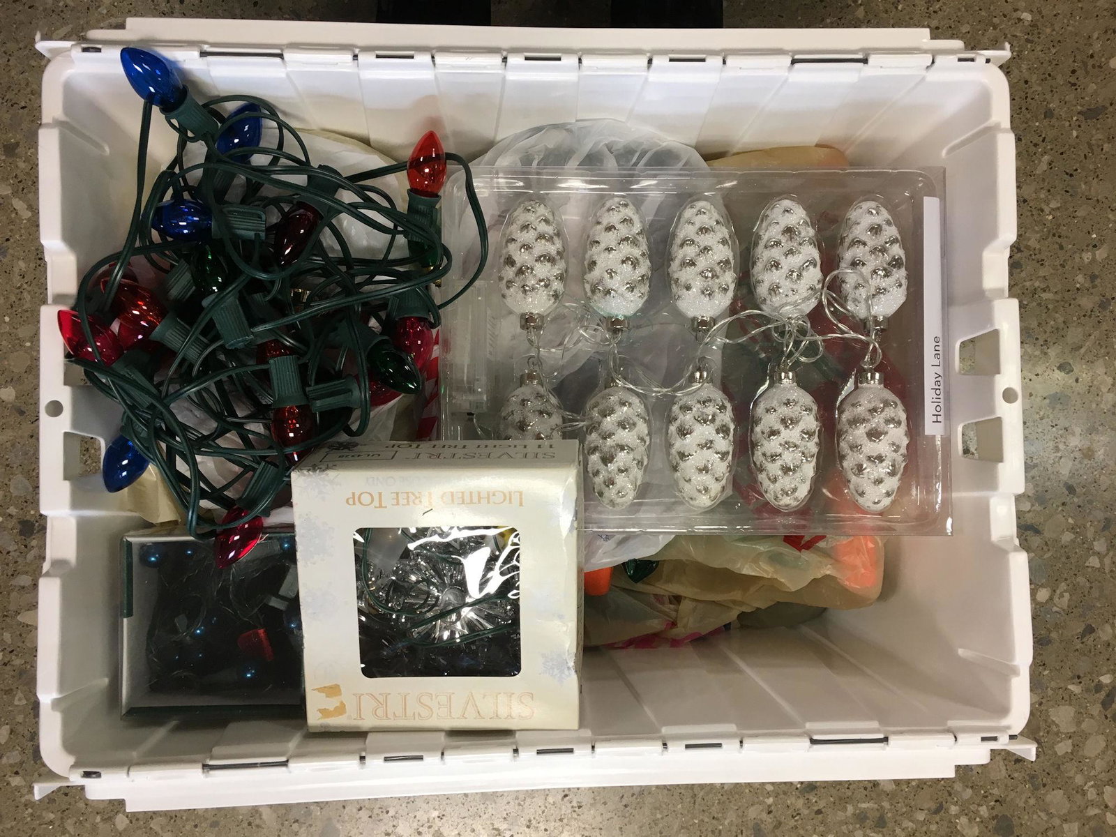 TOTE INCLUDING CHRISTMAS LIGHTS AND ORNAMENTS: TOTE INCLUDING CHRISTMAS LIGHTS AND ORNAMENTS