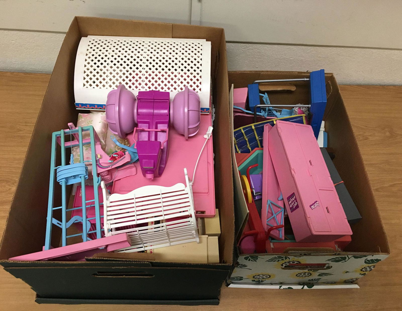 2 LOTS BARBIE SIZE ITEMS INCLUDING EXERCISE EQUIPMENT (1 of 3)