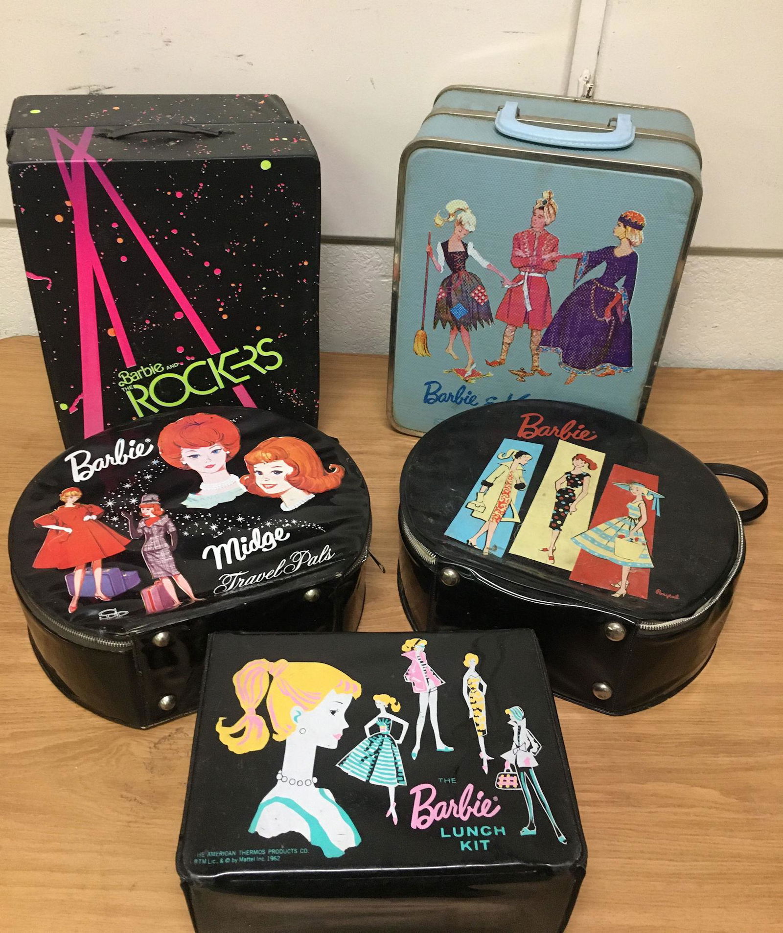LOT BARBIE CASES (1 of 1)