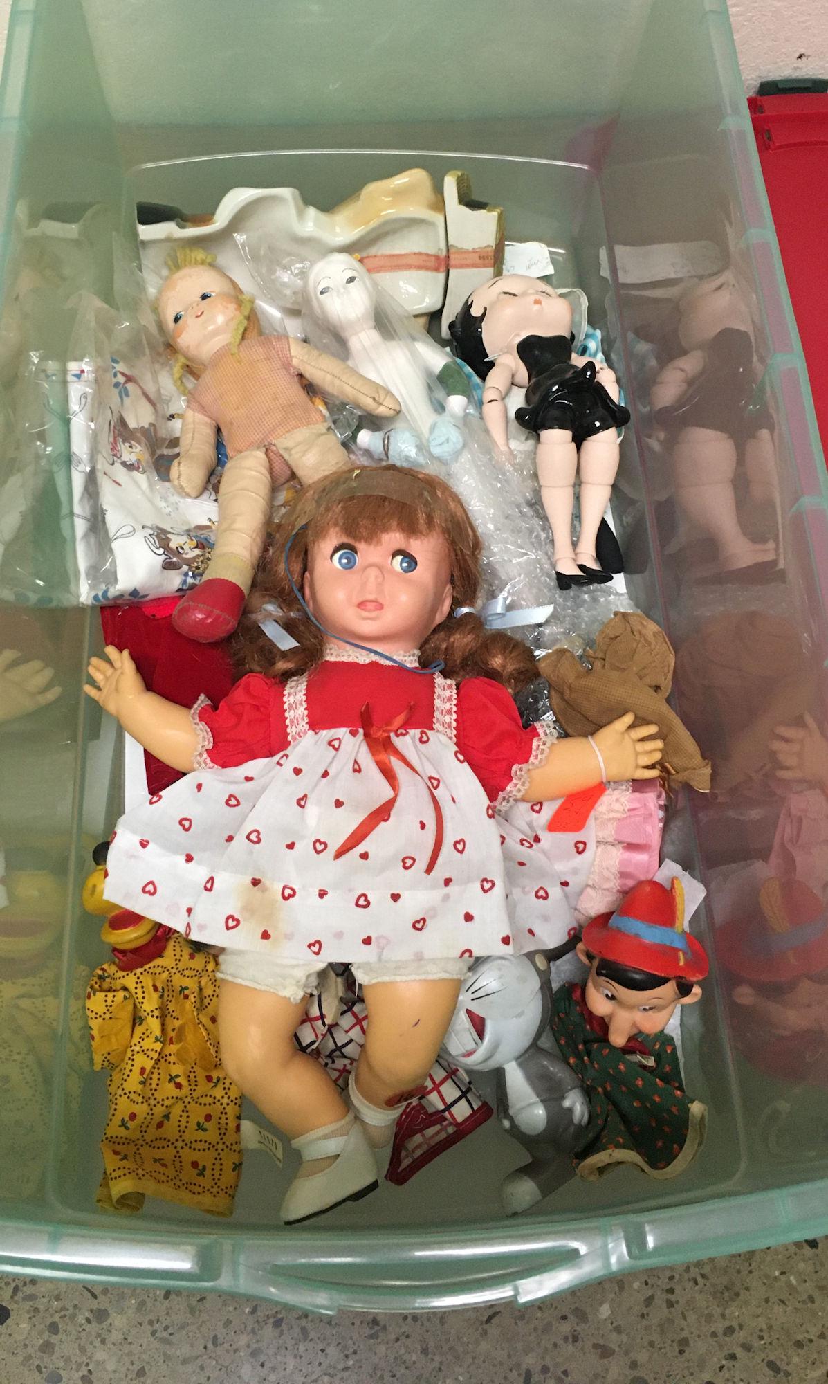 BOX LOT DOLLS INCLUDING PUPPETS: BOX LOT DOLLS INCLUDING PUPPETS