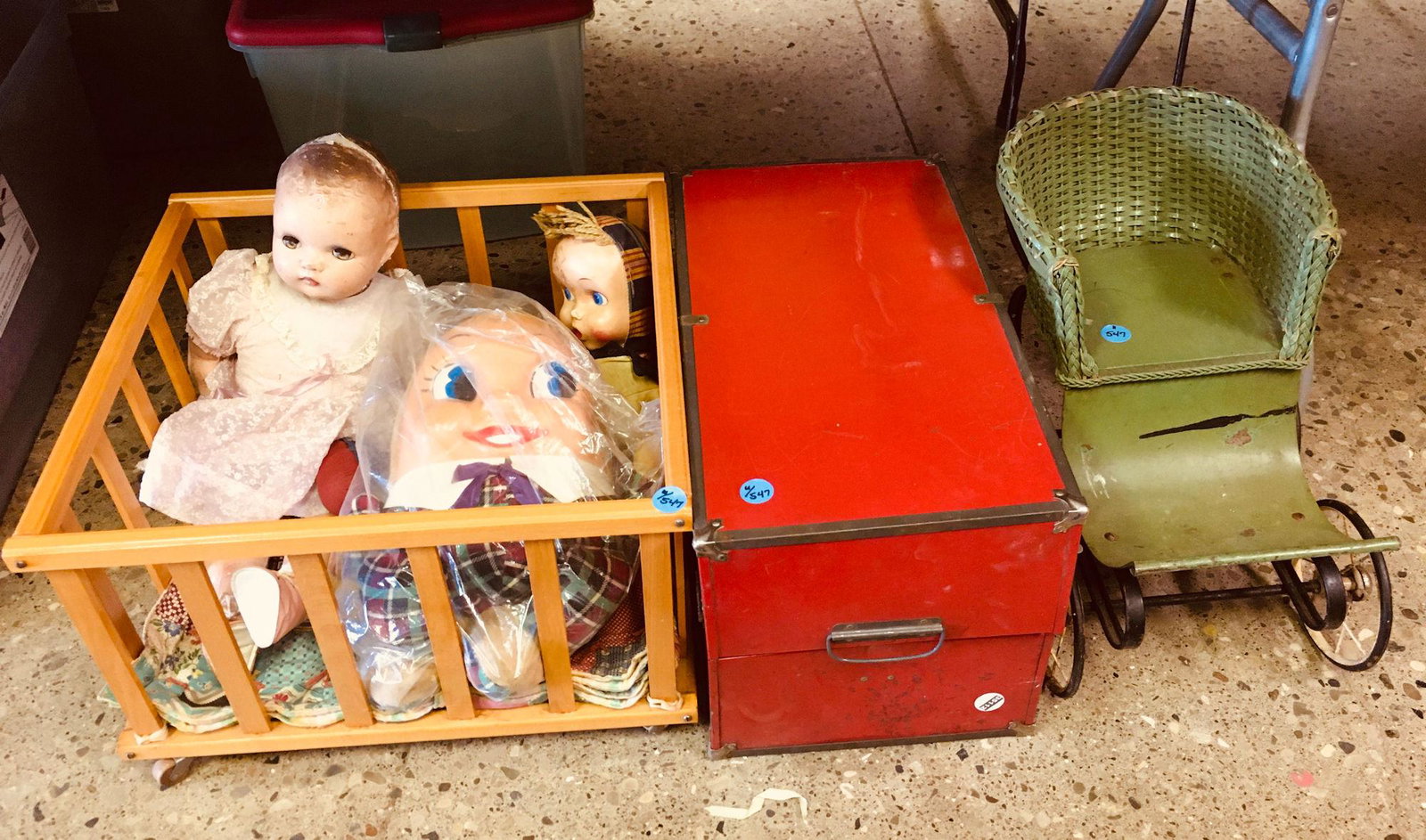 DOLL VINTAGE BUGGY, TRUNK, CRIB WITH DOLLS: DOLL VINTAGE BUGGY, TRUNK, CRIB WITH DOLLS