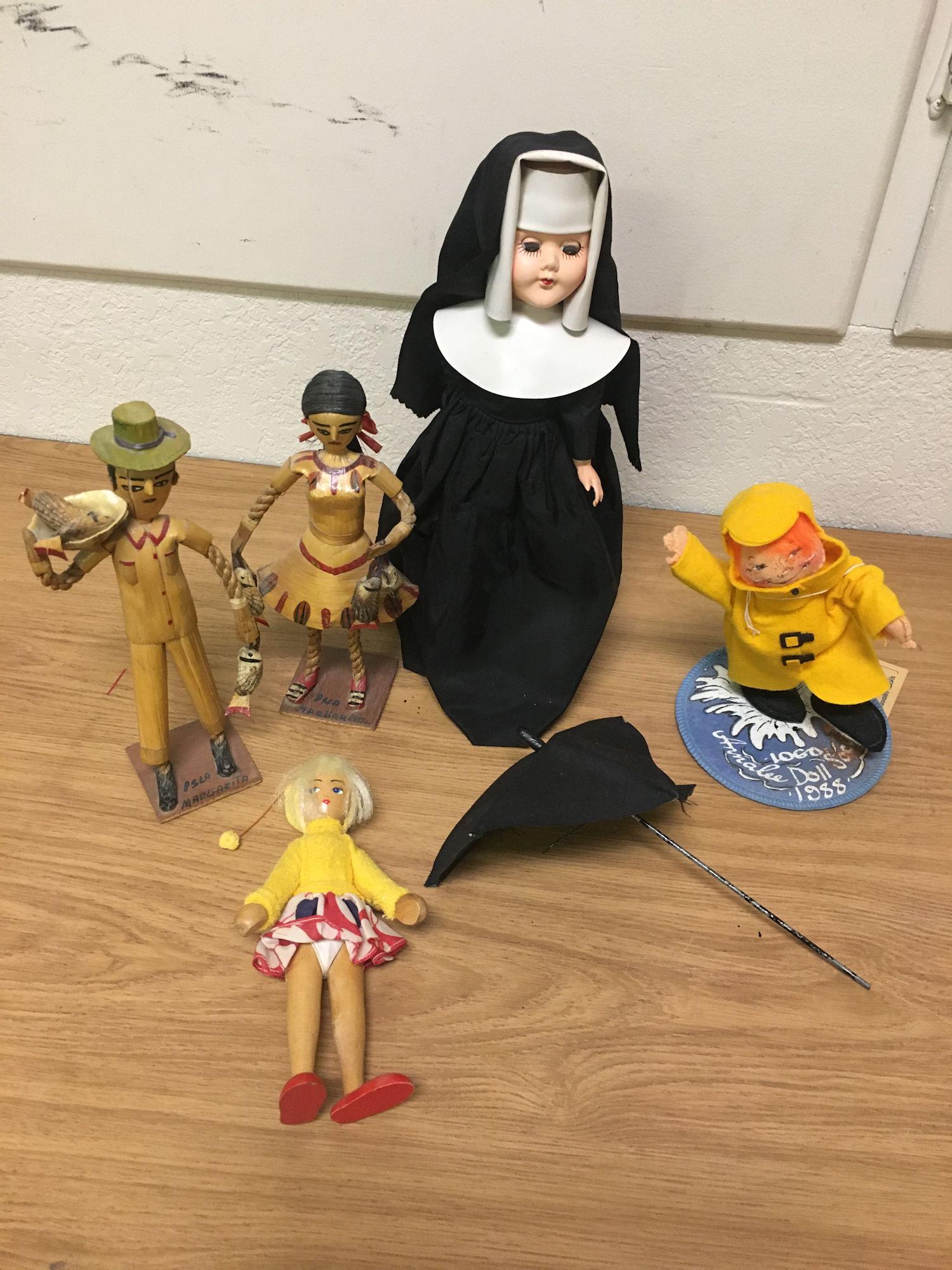 LOT OF DOLLS INCLUDING NUN AND ANNALEE: LOT OF DOLLS INCLUDING NUN AND ANNALEE