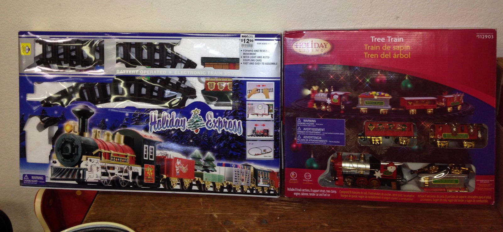 LOT OF 2 HOLIDAY TRAINS (1 of 1)