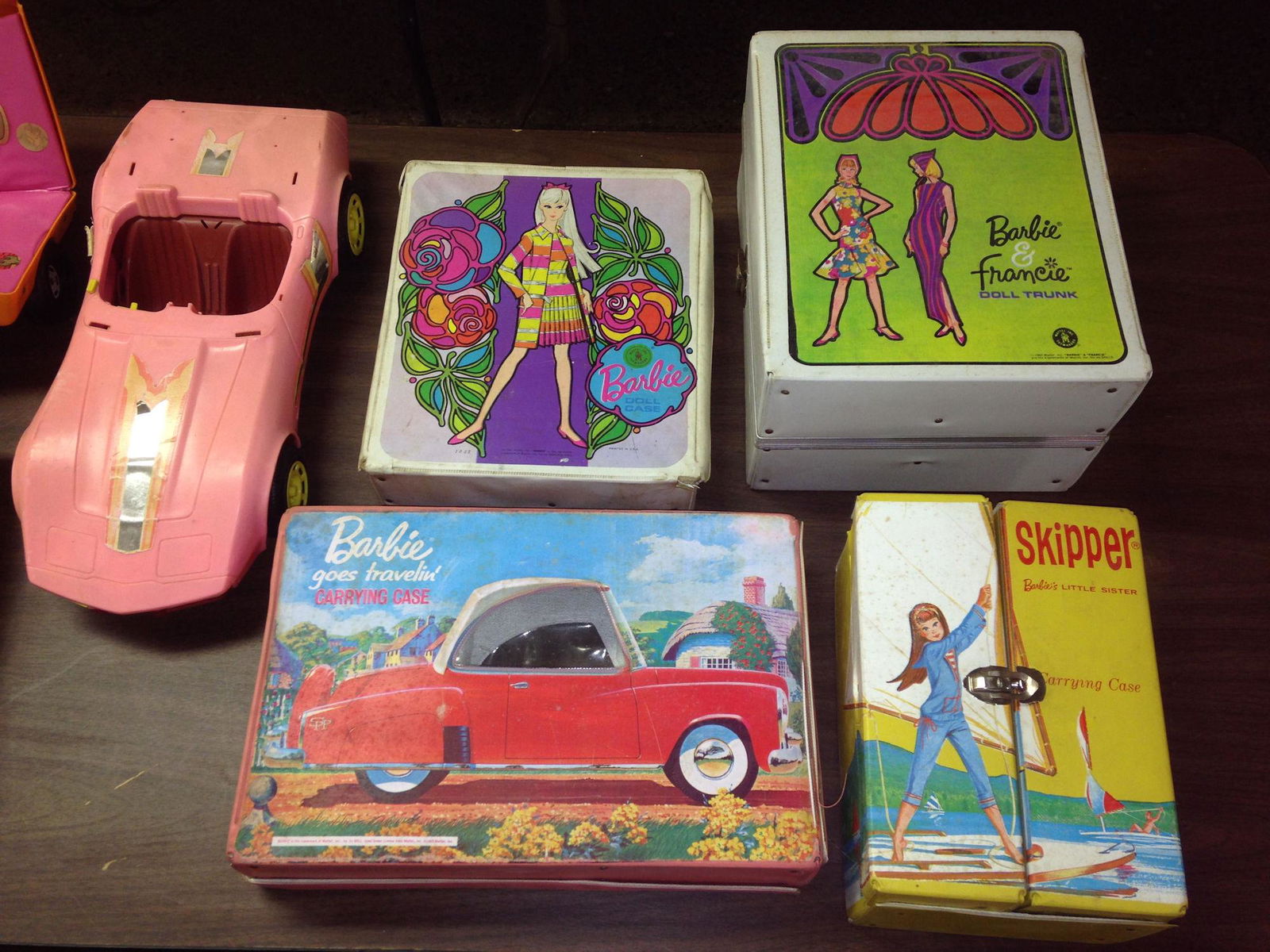 2 LOTS BARBIE ITEMS INCLUDING VINTAGE DOLLS CASES AND (1 of 2)