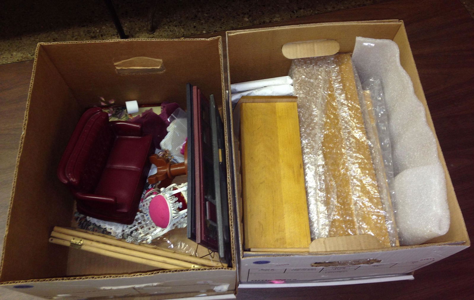 2 LOTS DOLL FURNITURE INCLUDING SINDY COUCH AND WOOD (1 of 2)