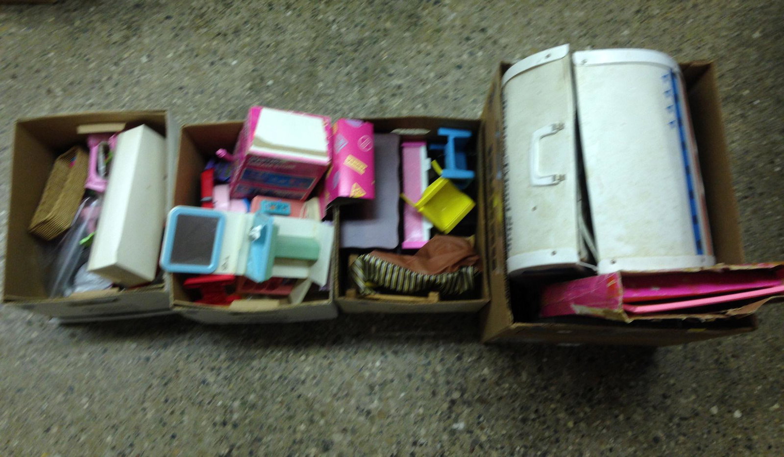 4 LOTS BARBIE AND FRIENDS ITEMS INCLUDING BARBIE: 4 LOTS BARBIE AND FRIENDS ITEMS INCLUDING BARBIE FRIENDSHIP, ACTION BEAUTY SCENE, SINDY SINK AND FURNITURE